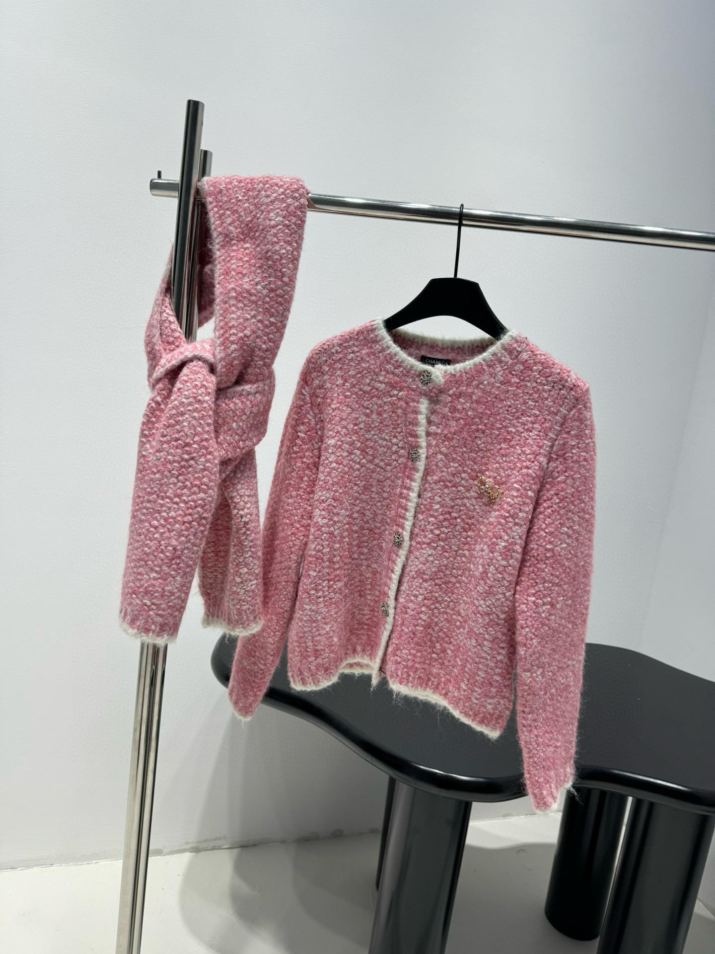 Шарф женский в стиле Chanel из твидовой смесовой пряжи розового цвета