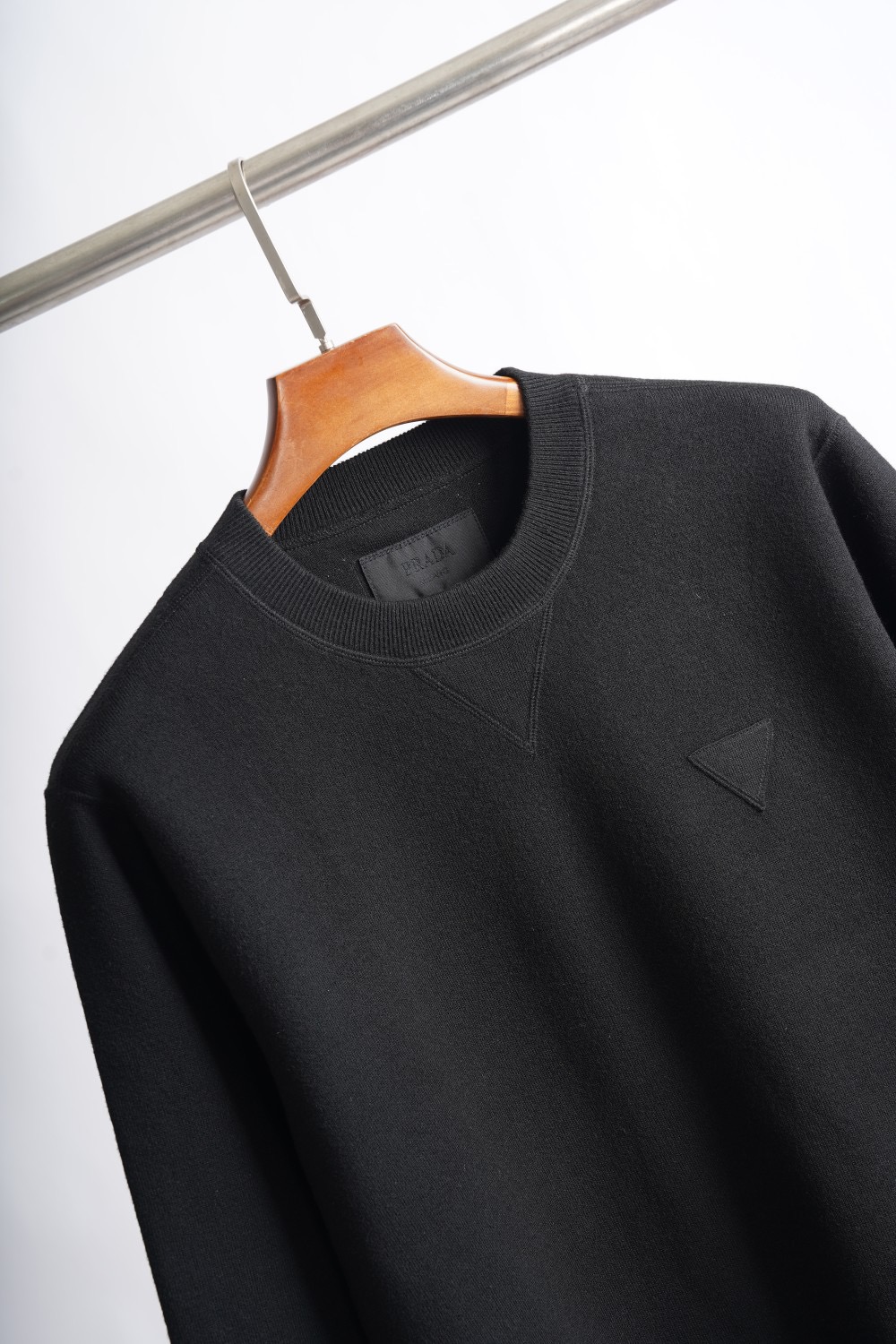 Свитер мужской в стиле Prada Wool Crewneck из плотной шерсти чёрного цвета