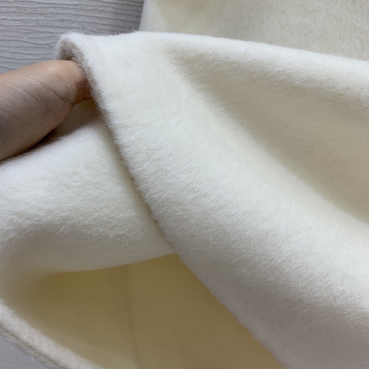 Пальто женское в стиле Max Mara молочного цвета с поясом