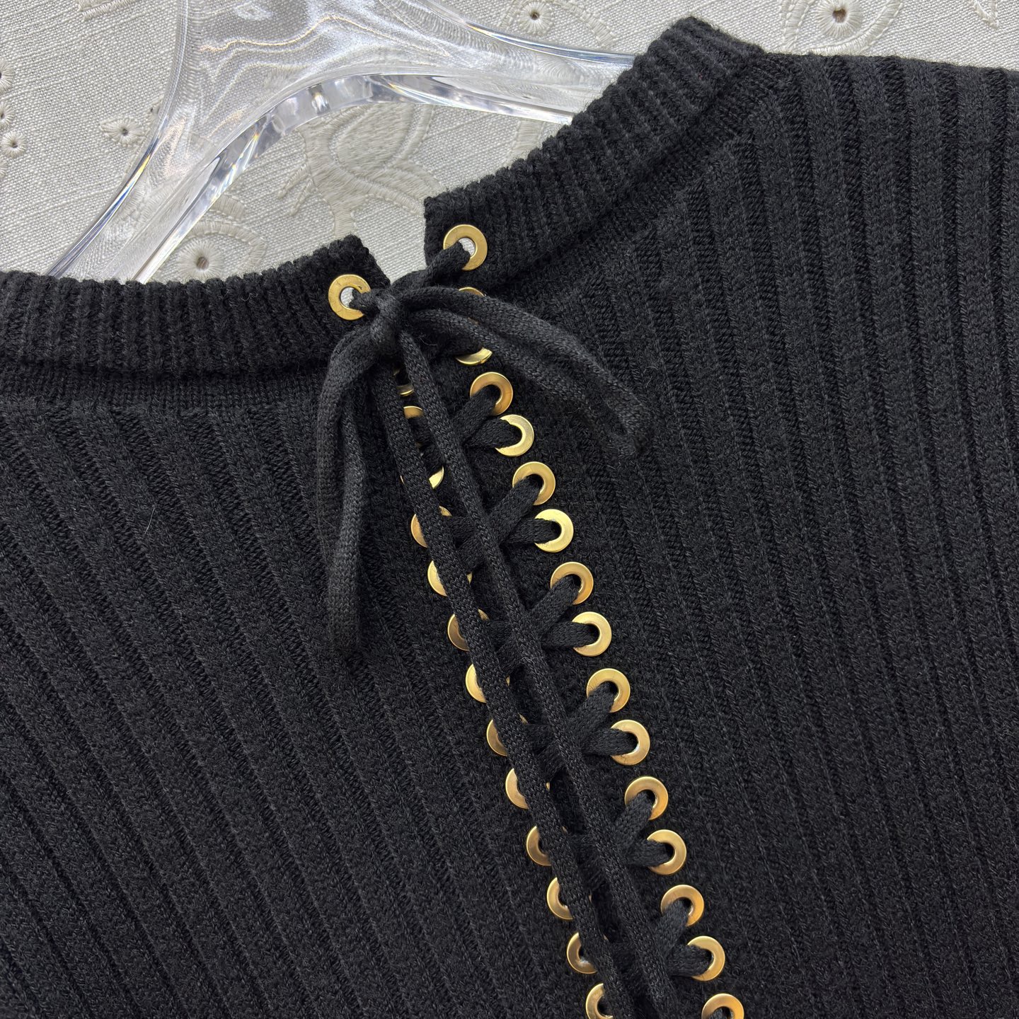 Свитер женский в стиле Schiaparelli чёрного цвета с декоративной шнуровкой на спине