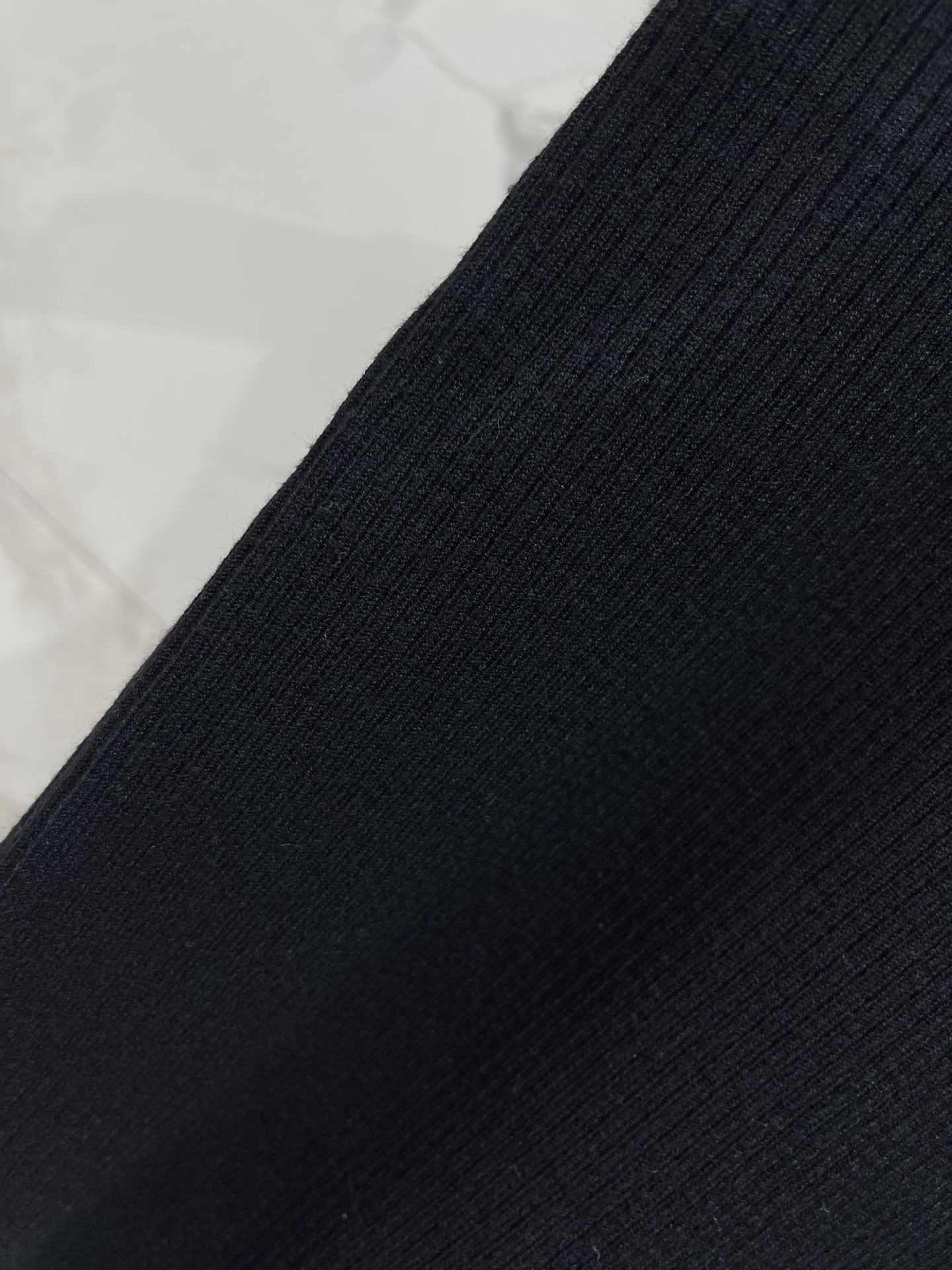 Топ женский в стиле Gucci трикотажный с вышивкой GG на бретелях чёрного цвета