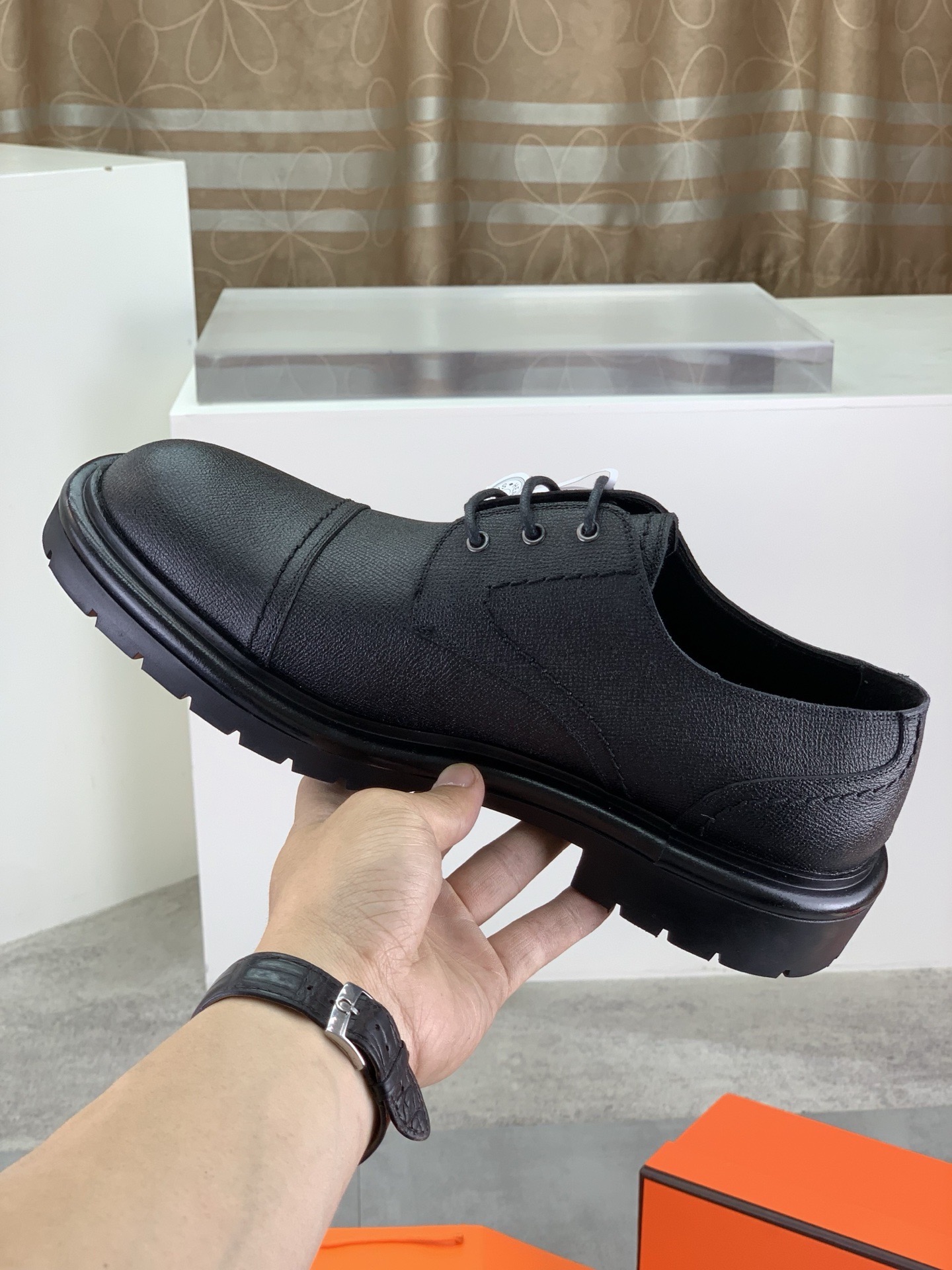 Дерби мужские в стиле Hermes из натуральной зернистой кожи черного цвета