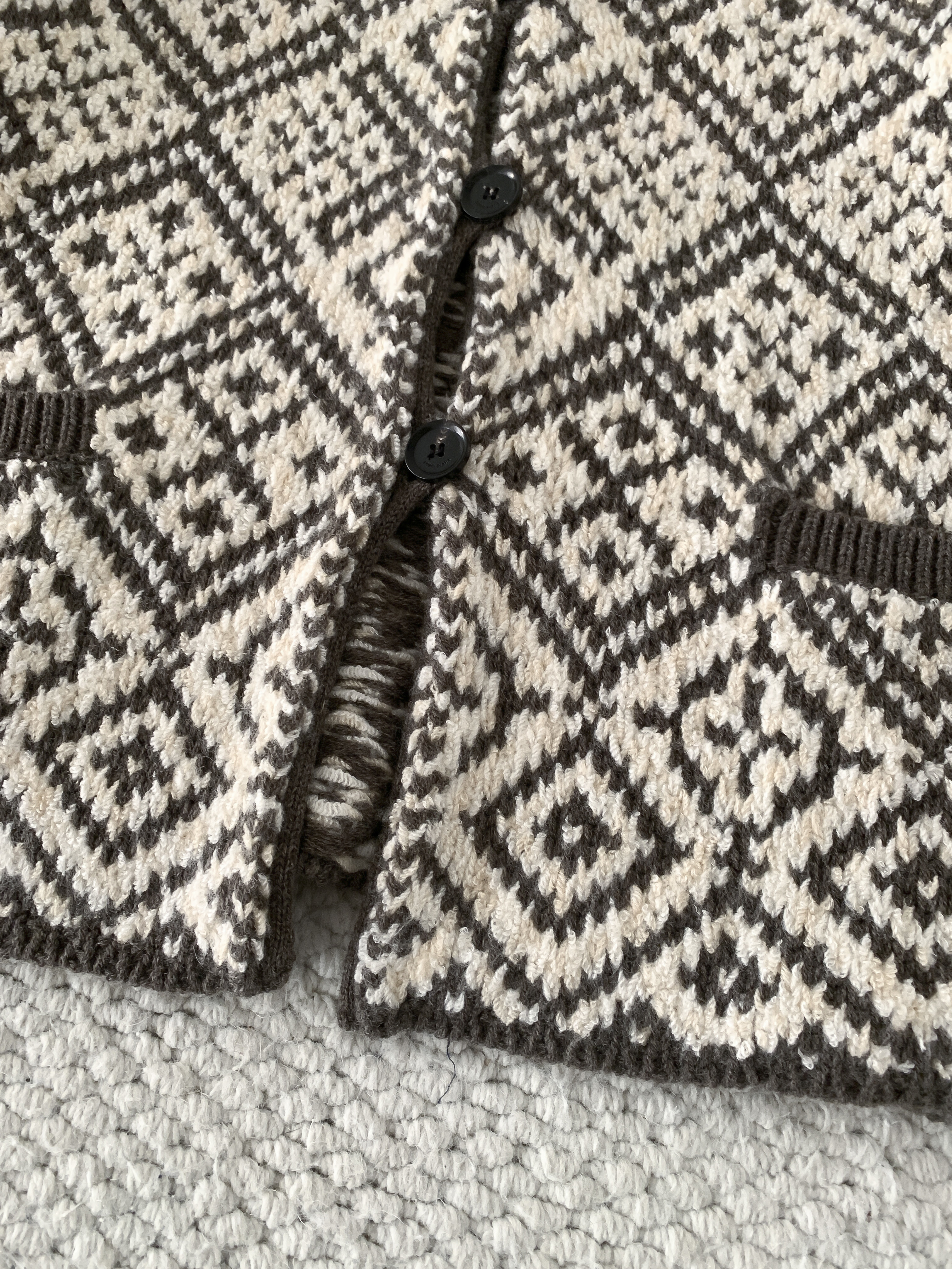 Кардиган женский в стиле Loro Piana с жаккардовым узором бежево-коричневого цвета