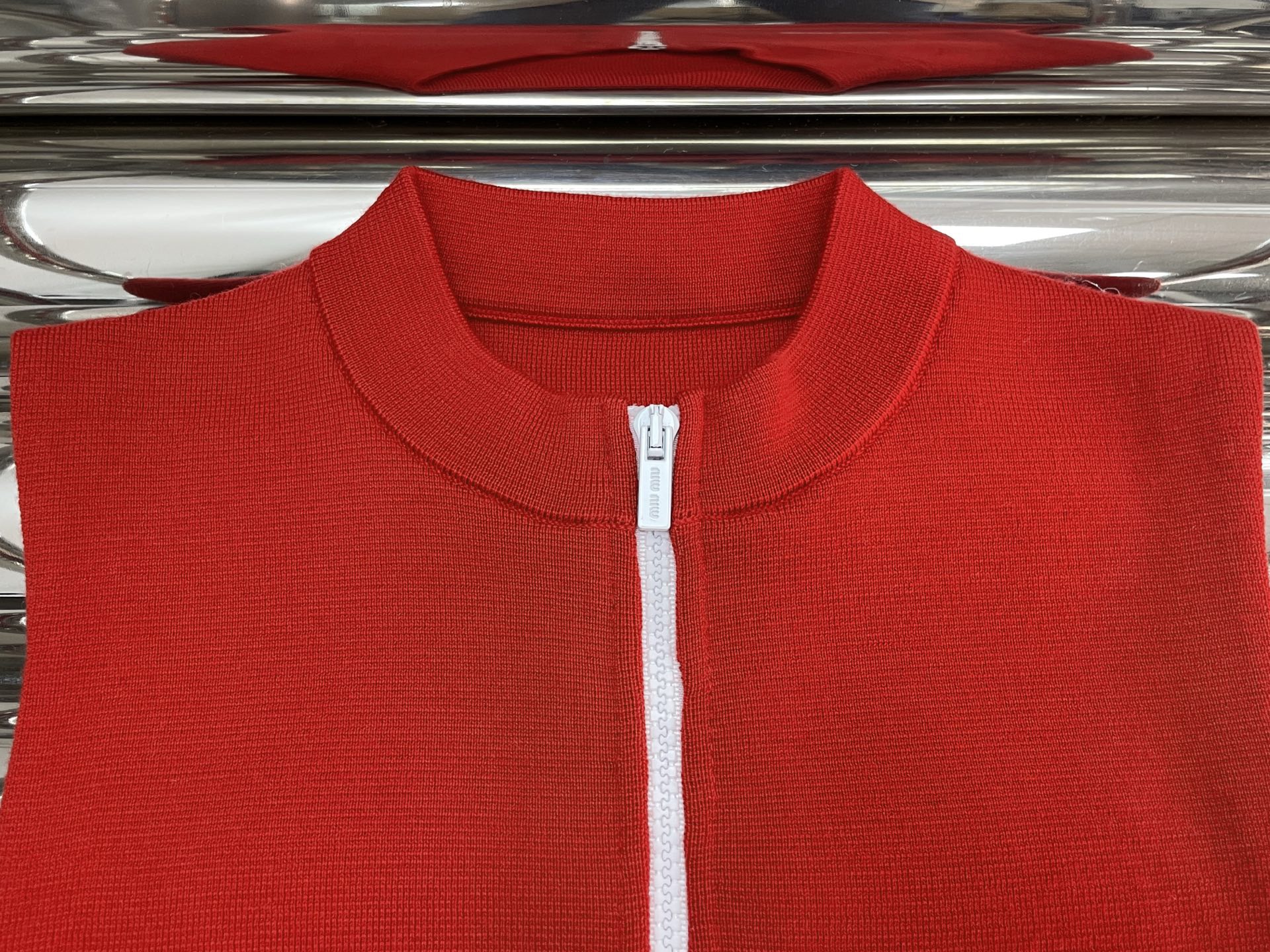 Жилет женский в стиле Miu Miu из трикотажа красного цвета на молнии