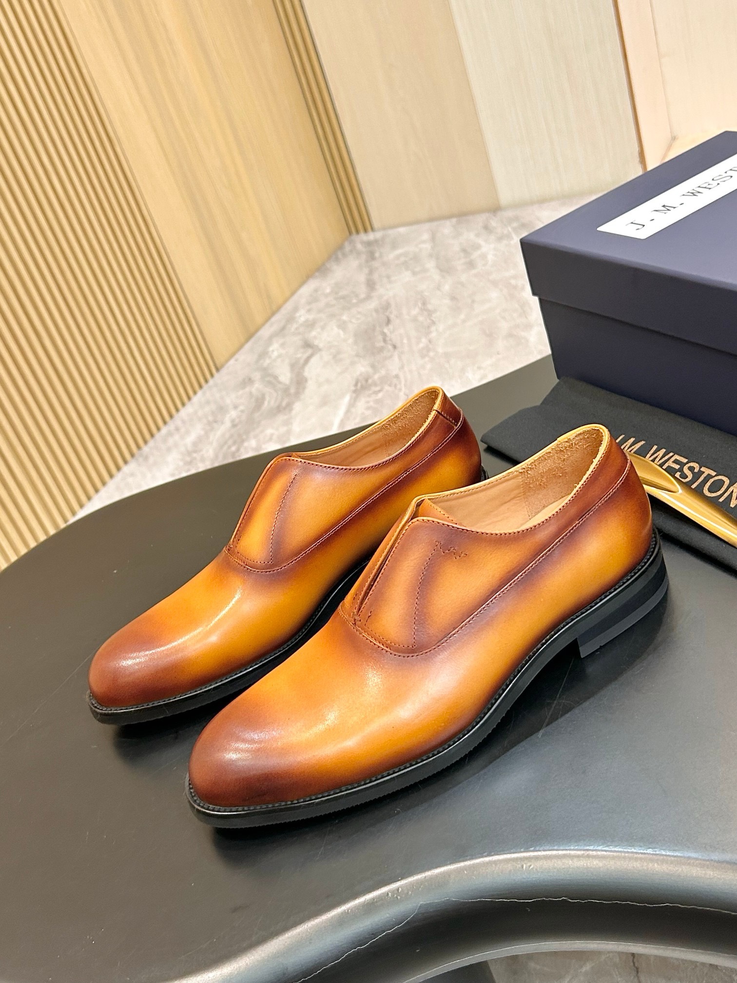 Туфли мужские J.M. Weston Iena Slip-On Oxford коньячно-желтого цвета