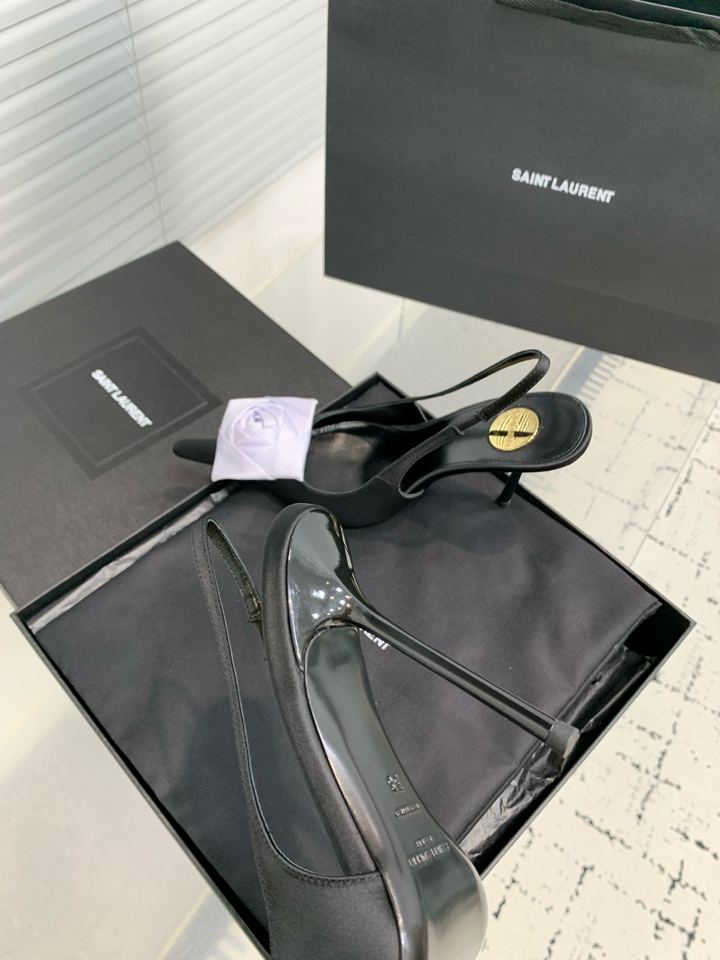 Туфли женские Saint Laurent с цветком slingback чёрного цвета с белым декором