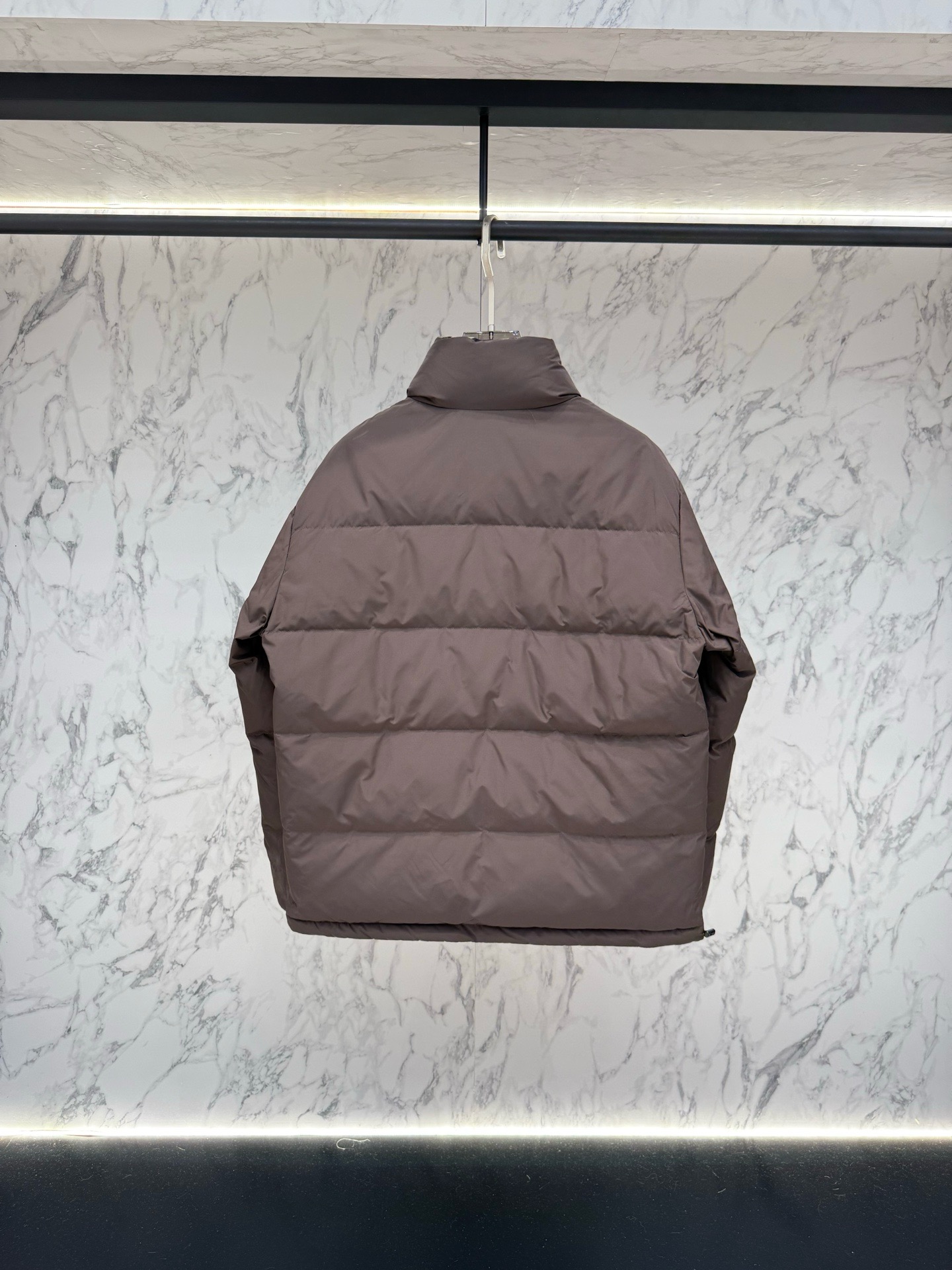 Пуховик мужской Burberry двусторонний коричневого цвета с фирменной клеткой и натуральным пухом
