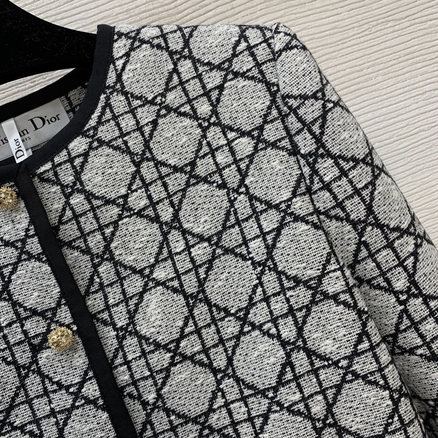 Жакет женский в стиле Christian Dior укороченный с логотипным узором и контрастной отделкой