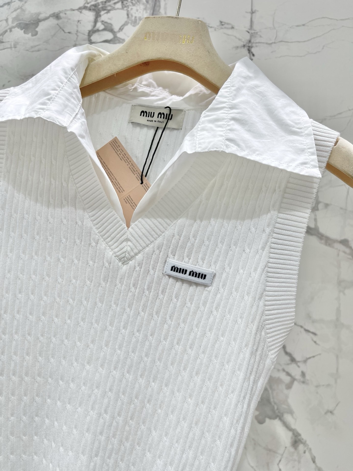 Топ женский в стиле Miu Miu вязаный с отложным воротником без рукавов белого цвета