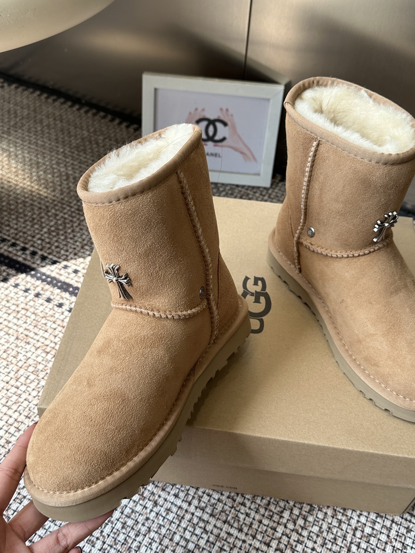 Угги женские UGG x Chrome Hearts Classic Short II светло-коричневого цвета