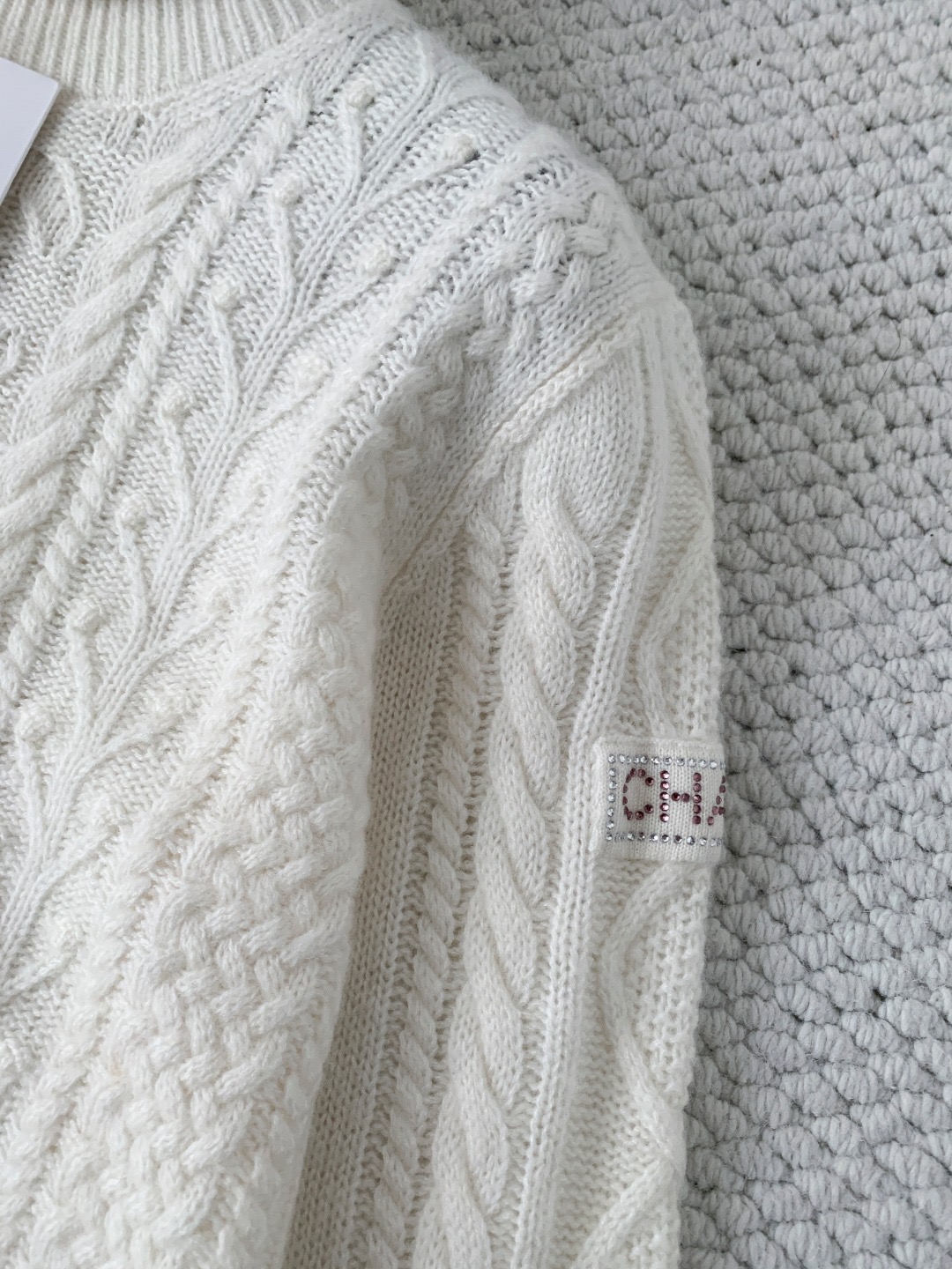 Свитер женский в стиле Chanel с высоким воротником и рельефной вязкой молочного цвета