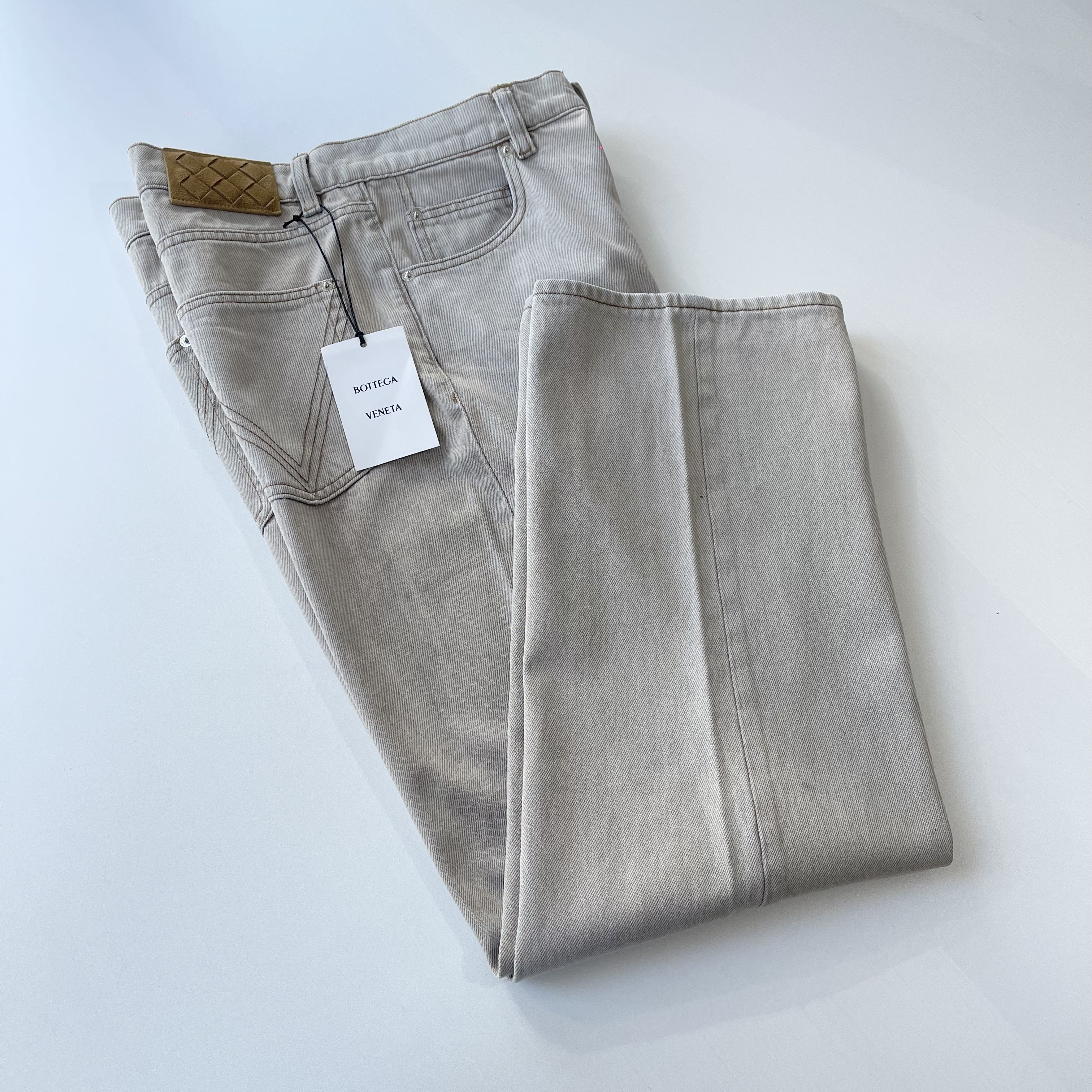 Джинсы мужские в стиле Bottega Veneta Vienna из итальянского денима бежевого цвета