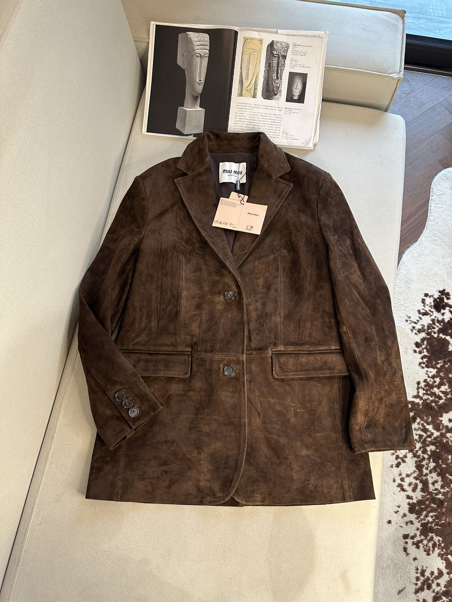 Куртка женская в стиле Miu Miu из натуральной замши коричневого цвета с классическим кроем