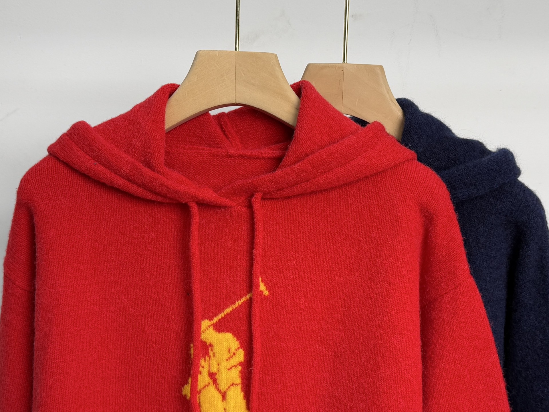 Худи унисекс в стиле Polo Ralph Lauren красного и тёмно-синего цвета с вязаным логотипом