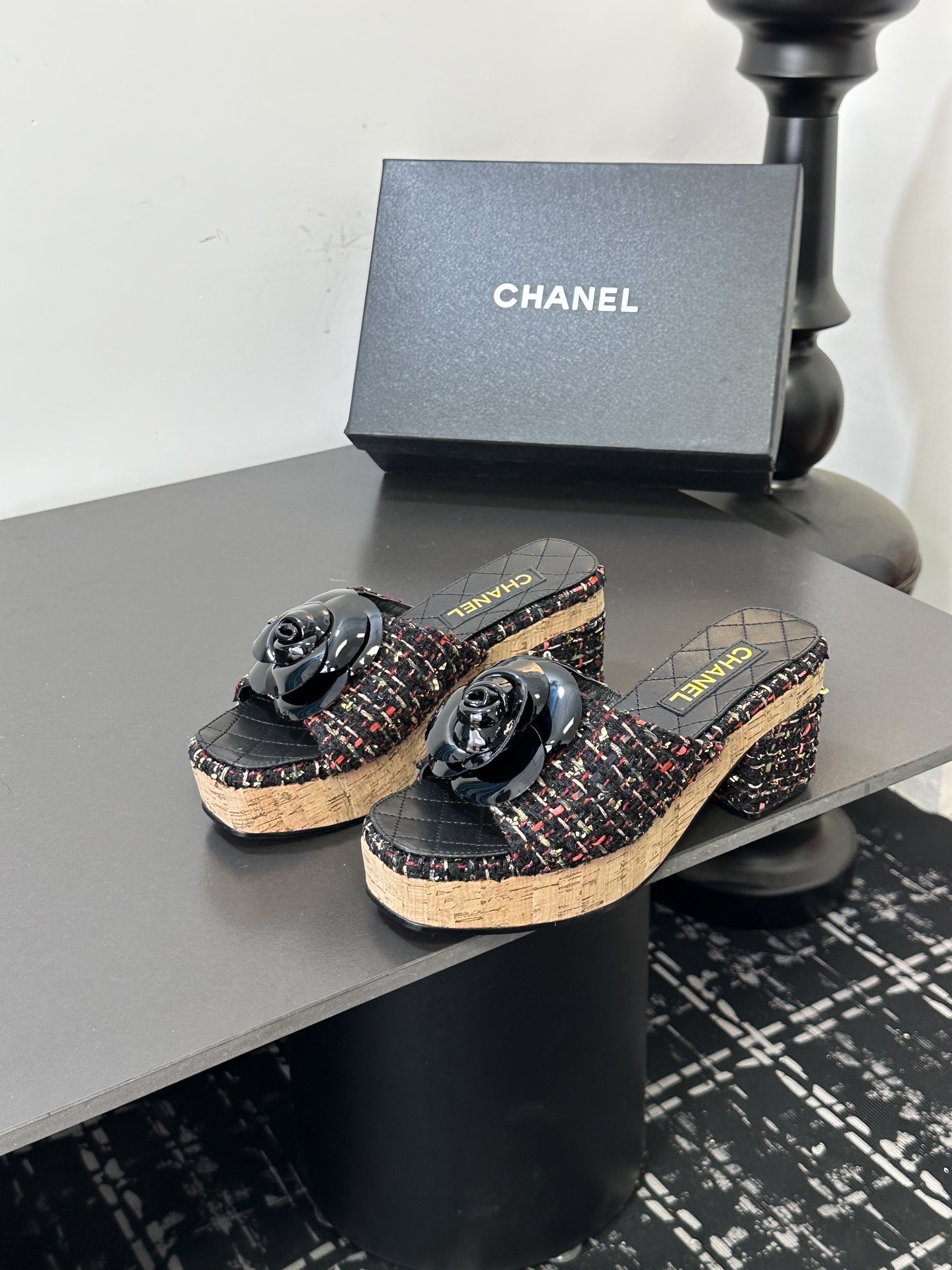 Мюли женские в стиле Chanel с цветком камелии чёрного цвета