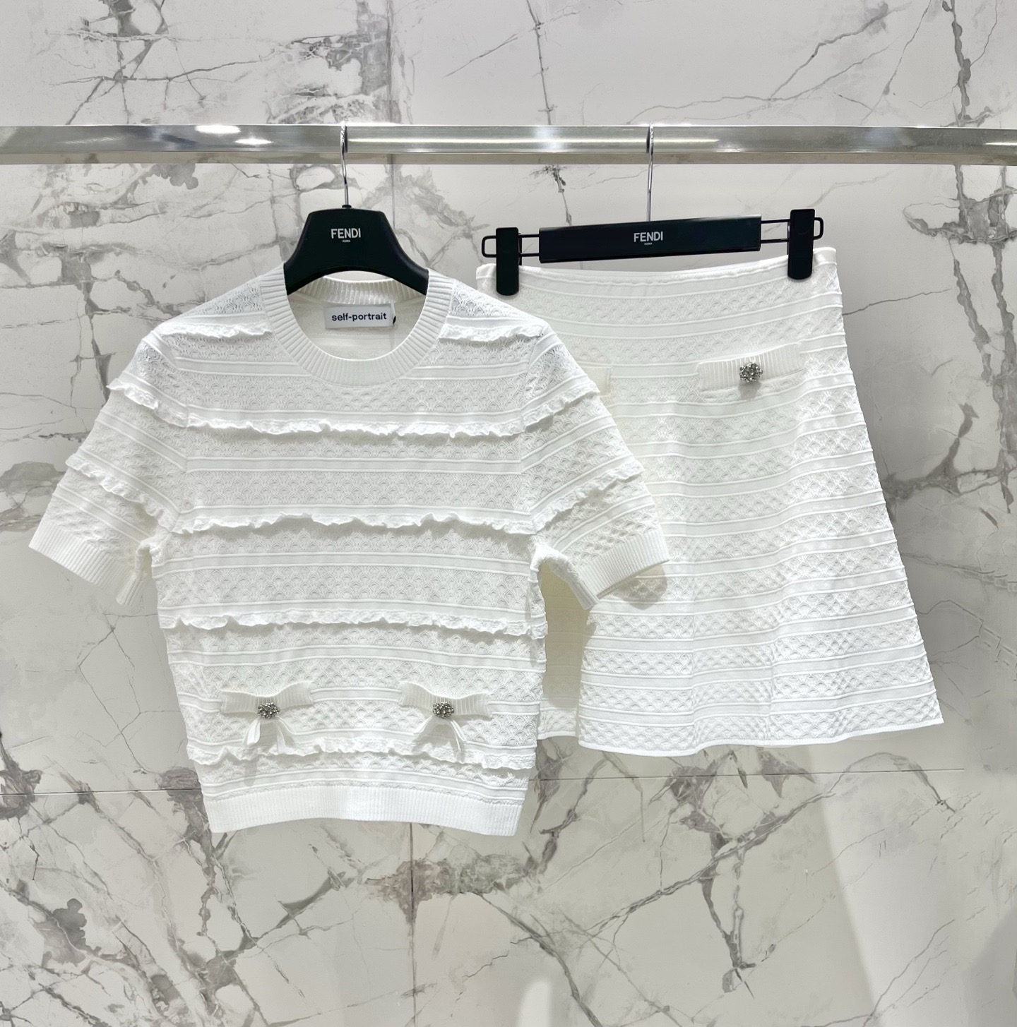 Костюм женский в стиле Self-Portrait вязаный белого цвета: топ и юбка с декором
