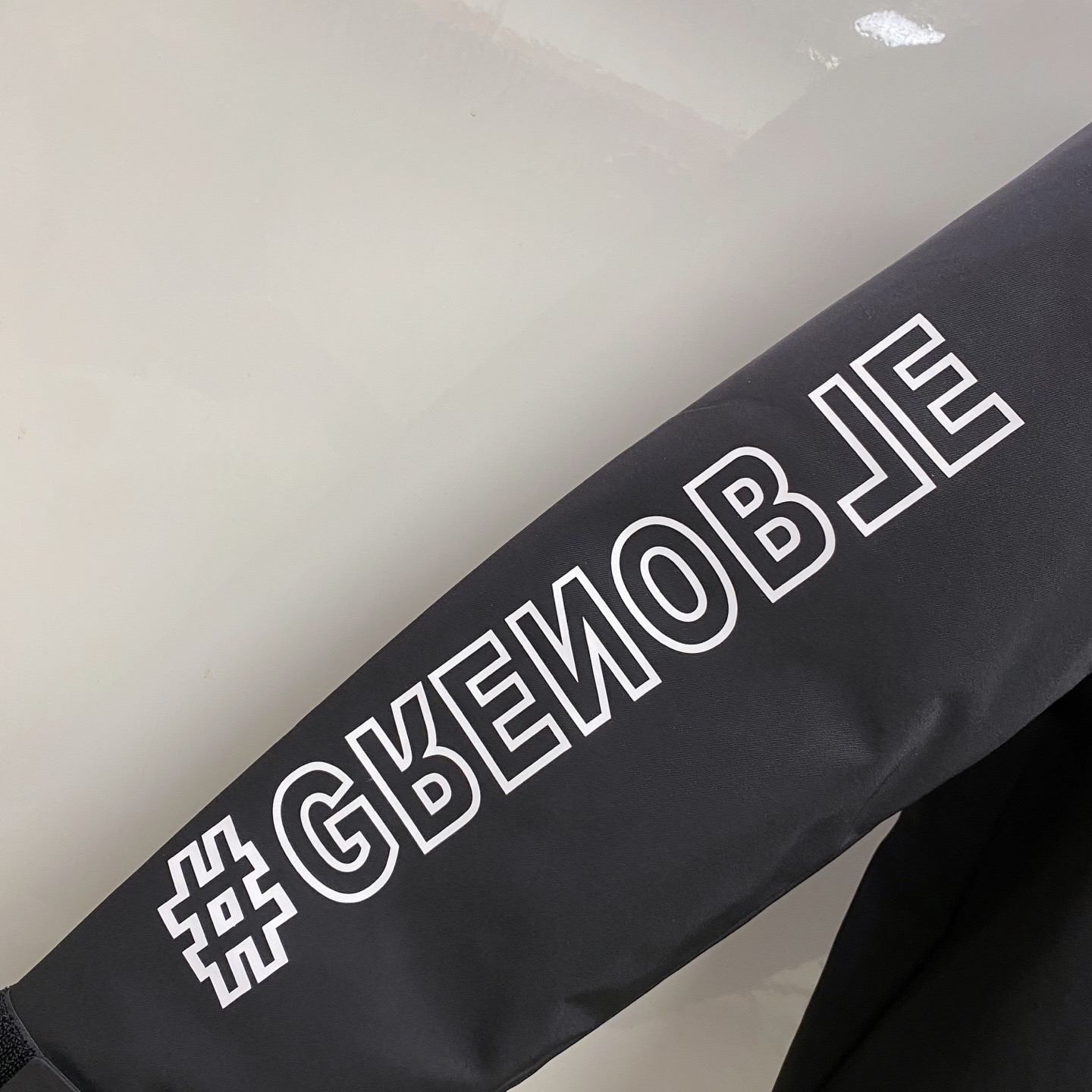 Куртка пуховая мужская Moncler Grenoble чёрного цвета с натуральным гусиным пухом и снегозащитной юбкой
