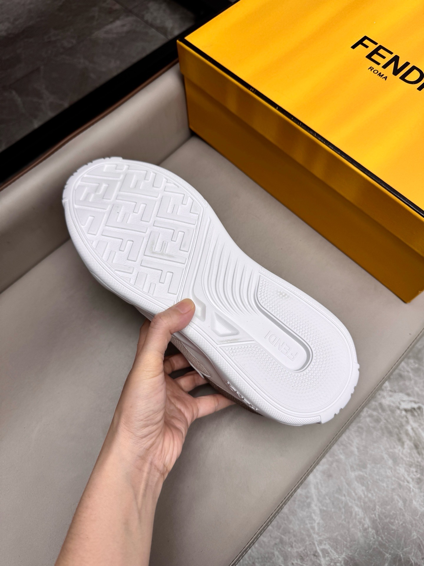 Кроссовки мужские в стиле Fendi белого цвета с бежевыми акцентами