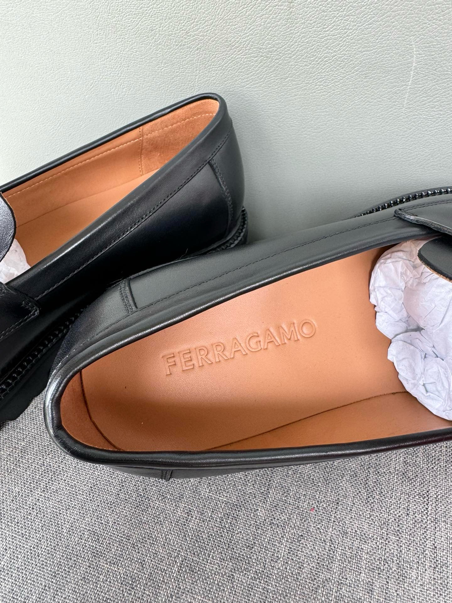 Лоферы мужские в стиле Salvatore Ferragamo с металлической пряжкой чёрного цвета