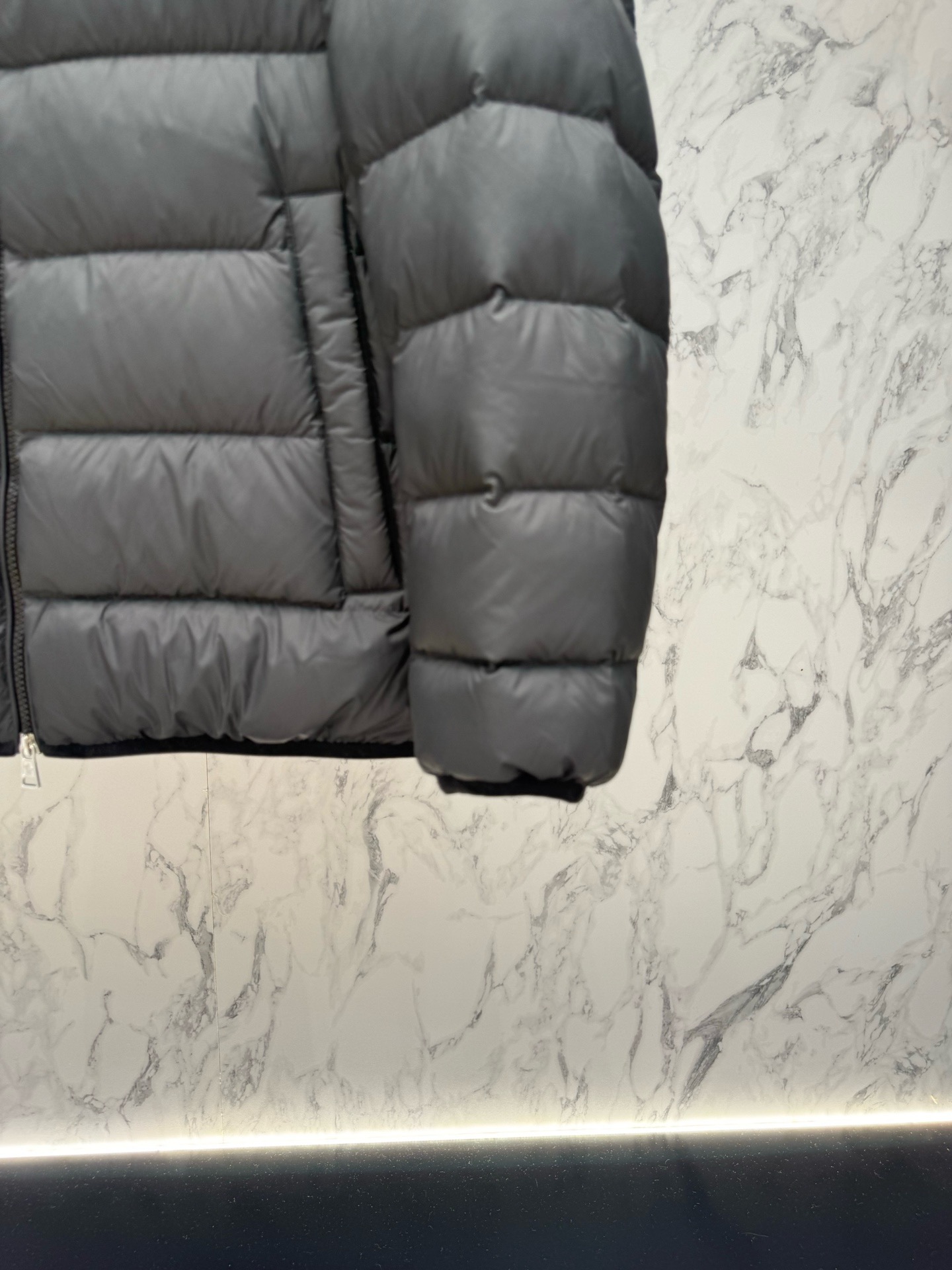 Пуховик мужской Moncler Acorus графитового цвета с натуральным пухом
