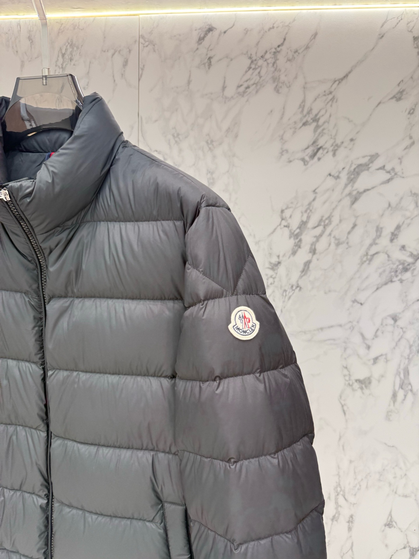 Пуховик мужской Moncler Acorus графитового цвета с натуральным пухом