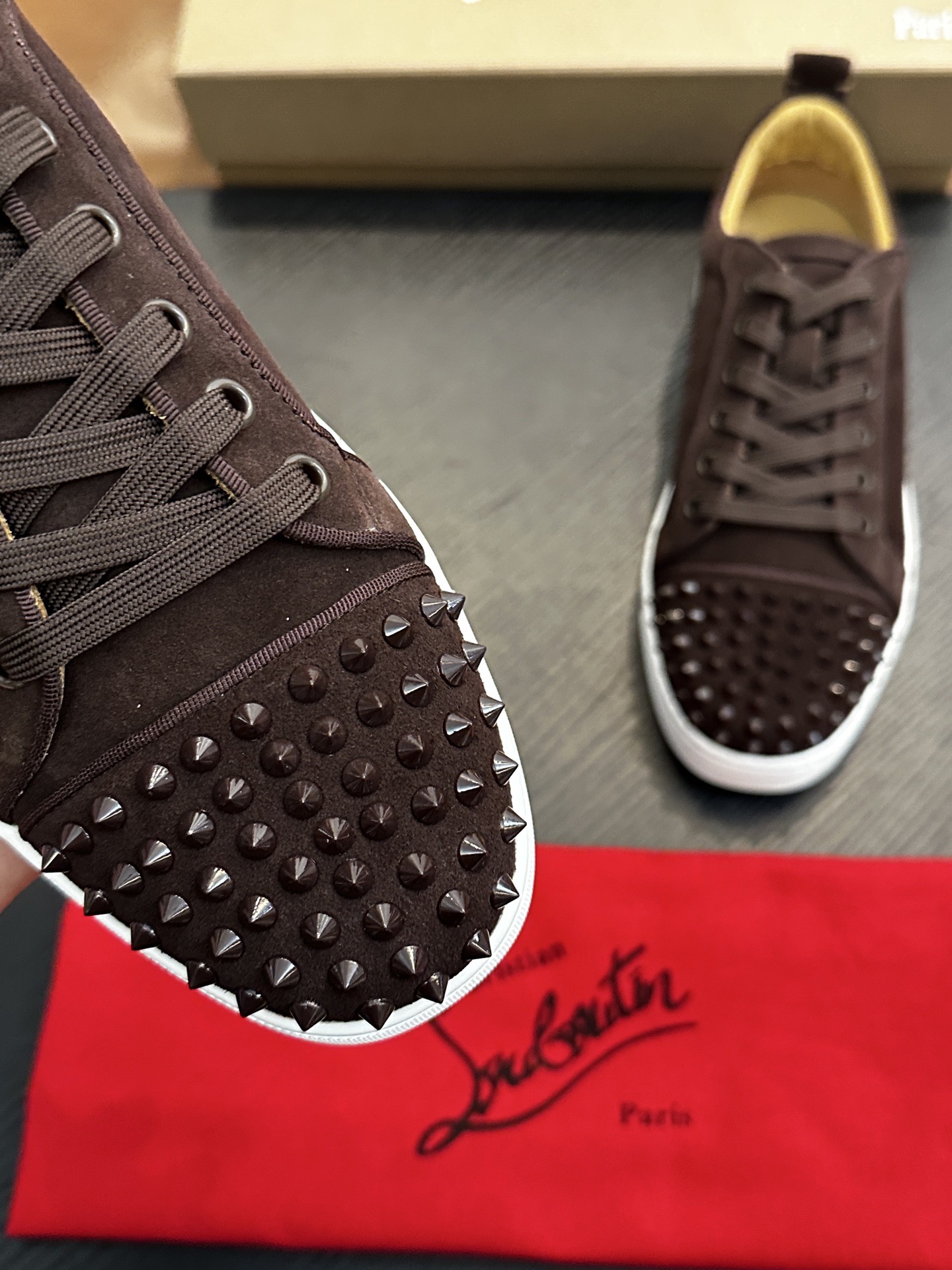 Кроссовки мужские в стиле Christian Louboutin коричневого цвета с шипами и белой подошвой