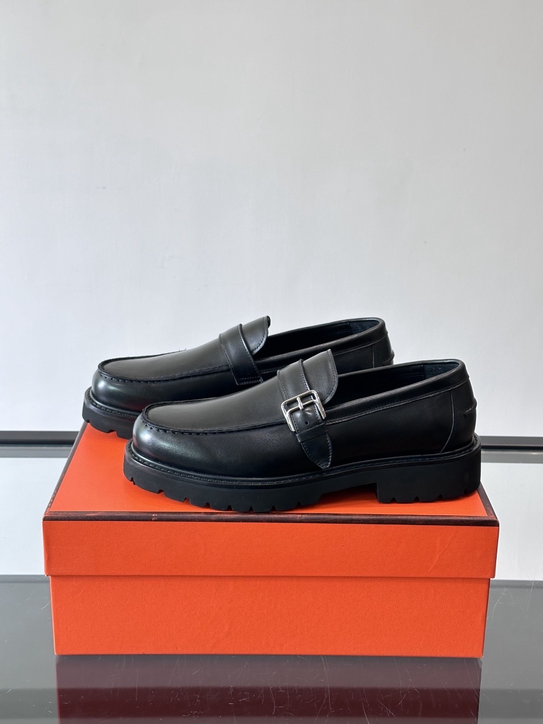 Лоферы мужские в стиле Hermes с пряжкой из натуральной кожи черного цвета