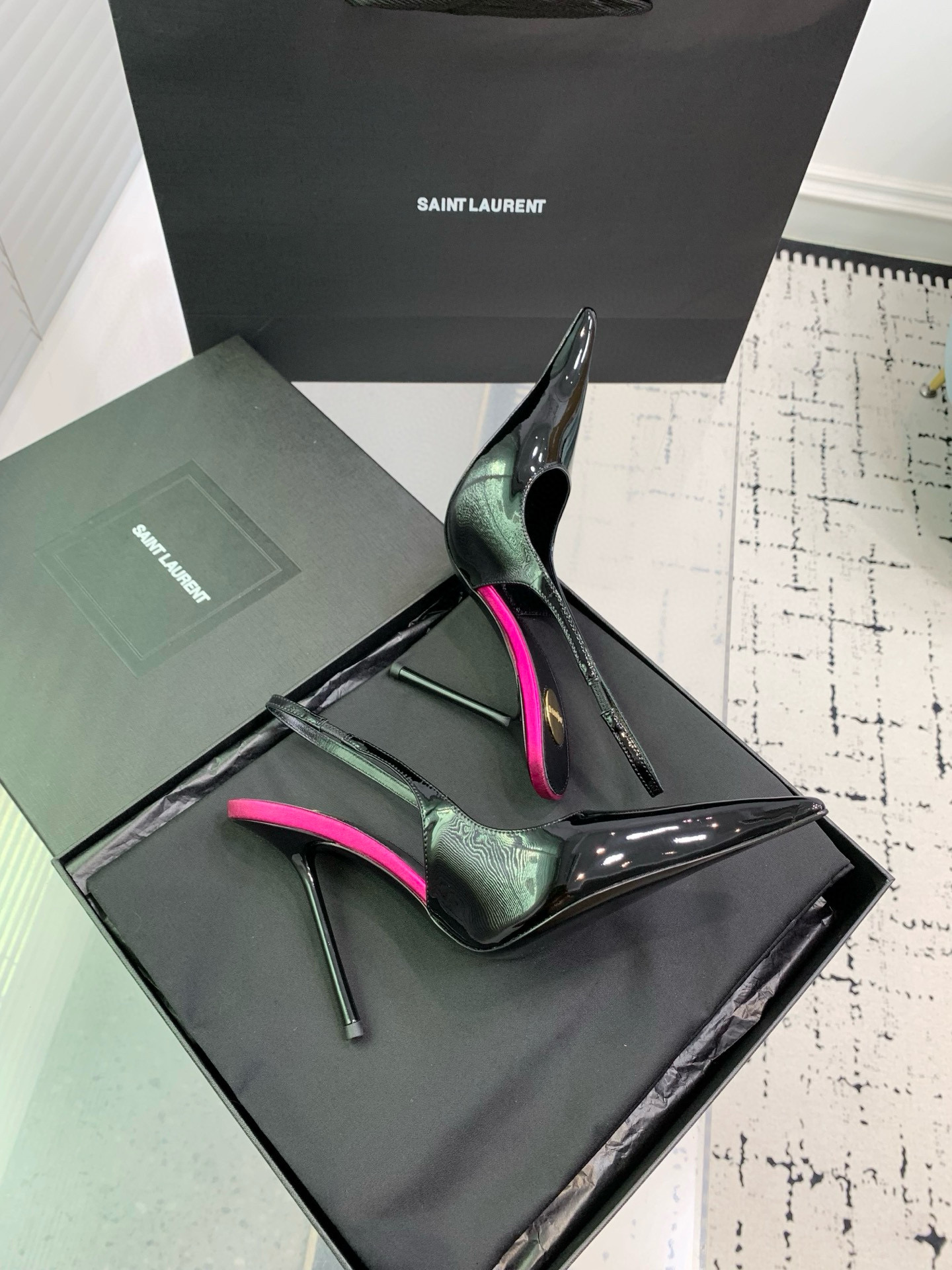 Туфли женские Saint Laurent slingback чёрного цвета с розовыми акцентами