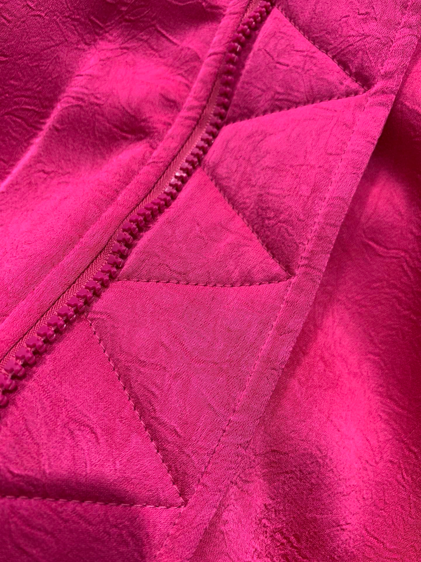 Куртка-бомбер женская в стиле Acne Studios из плотного хлопка премиум-качества, розового цвета. 