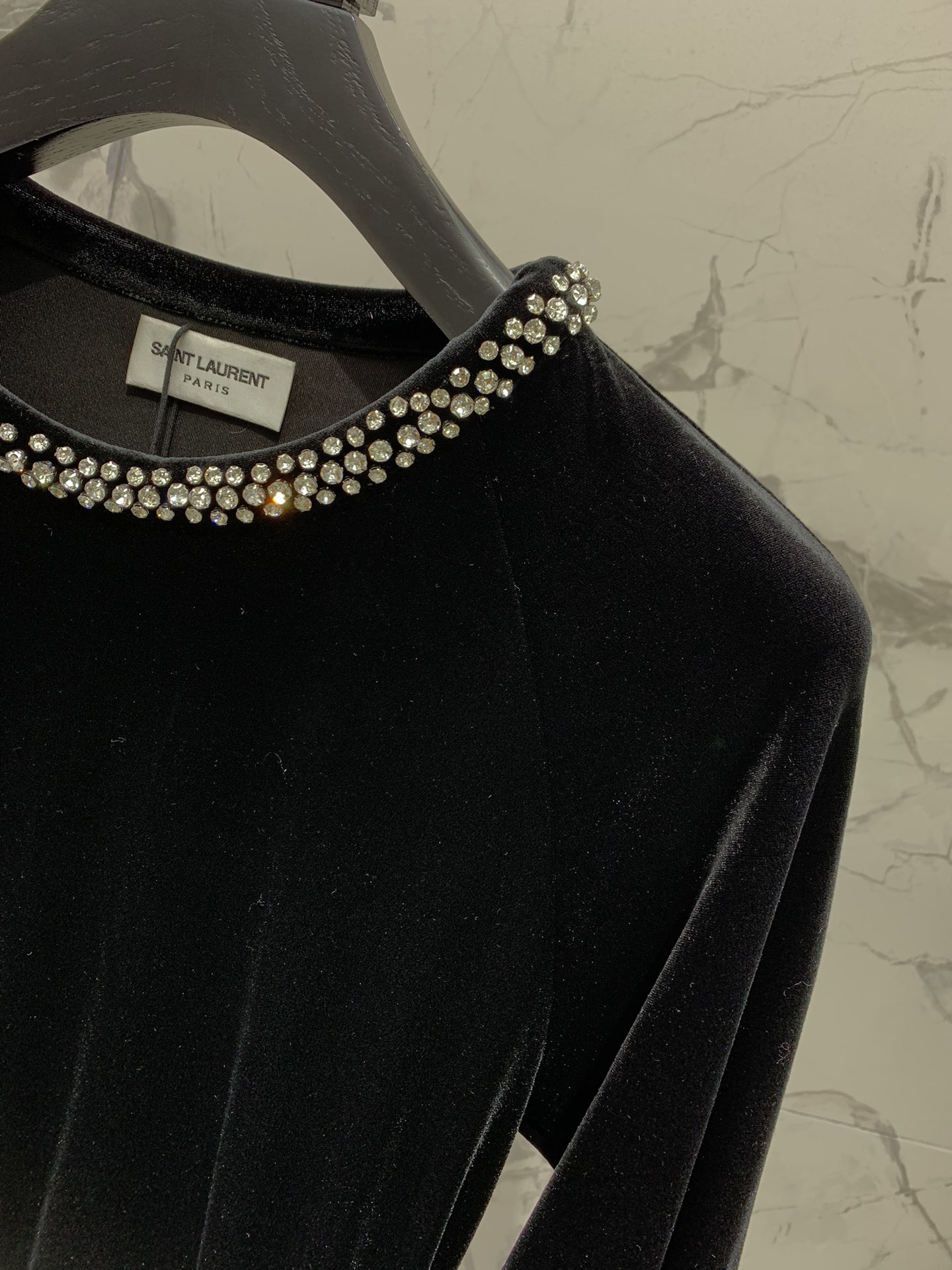 Платье женское в стиле Saint Laurent чёрного цвета с декоративной отделкой воротника