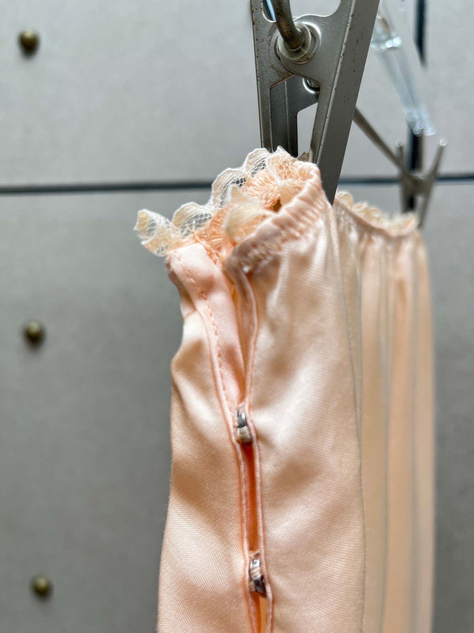 Юбка женская миди из вискозного текстиля персикового цвета с кружевной отделкой