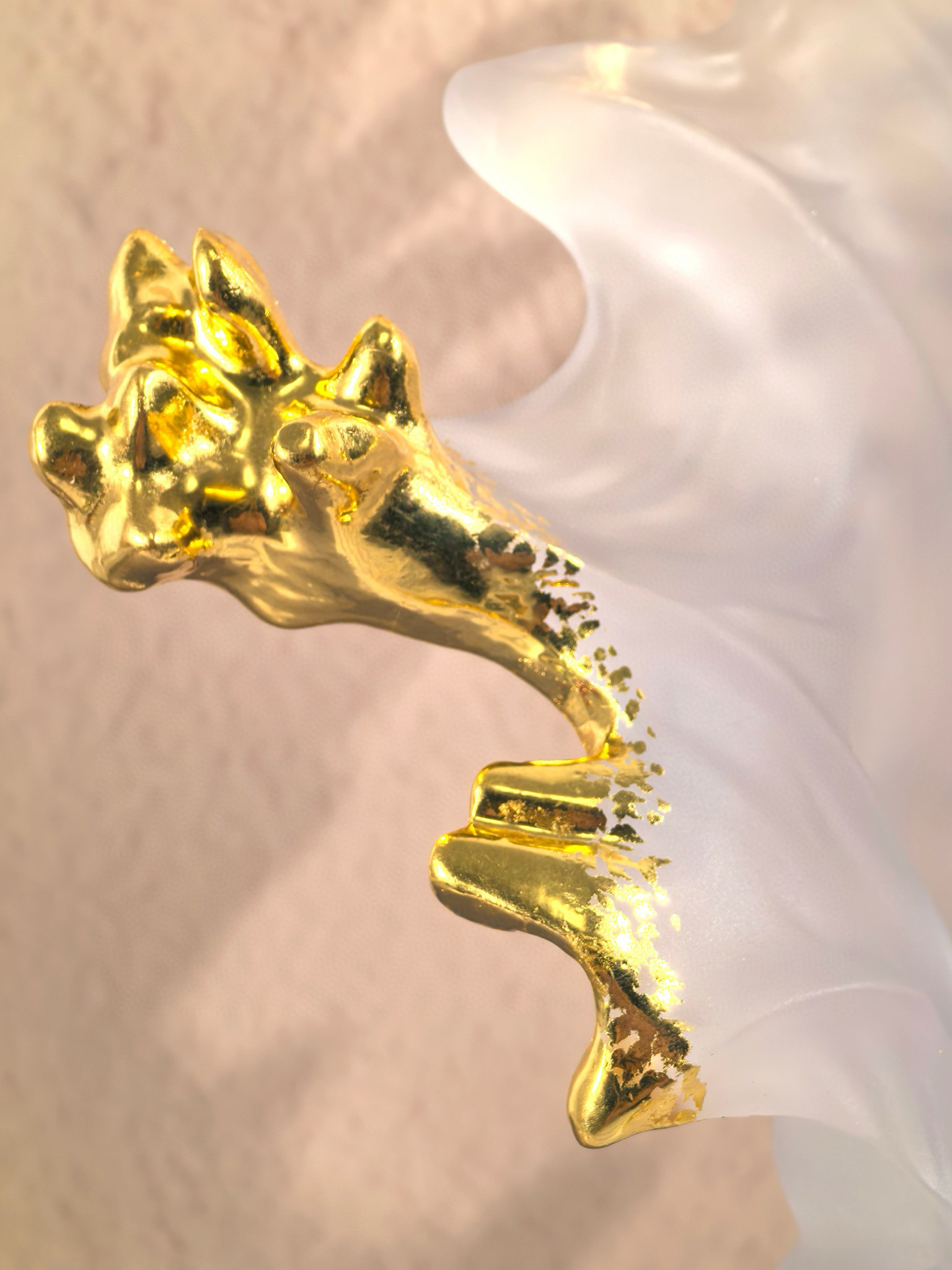 Ваза хрустальная в стиле Daum Sea Conch, бело-золотого цвета