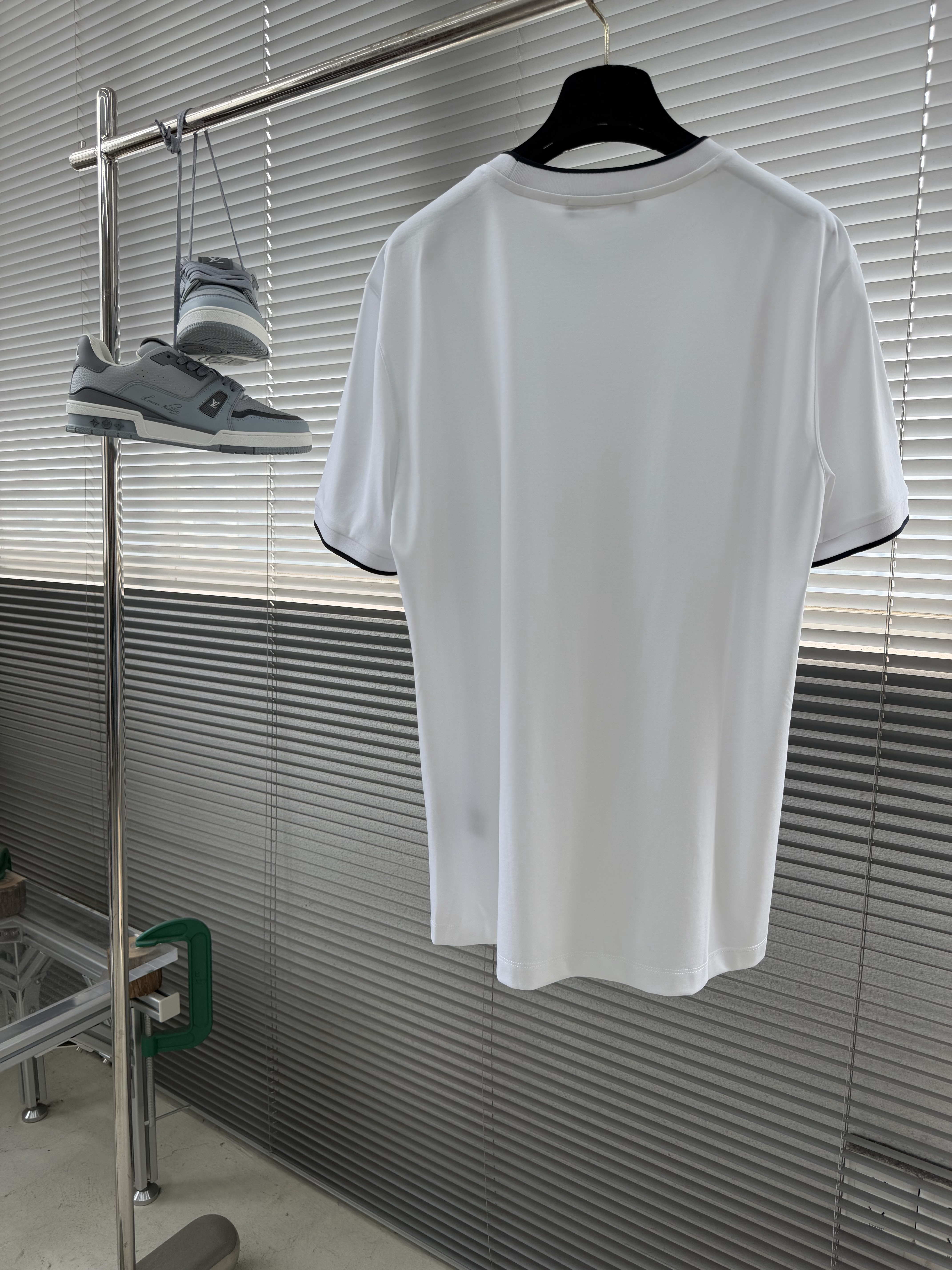 Футболка мужская в стиле Loro Piana из хлопка белого цвета с контрастной отделкой