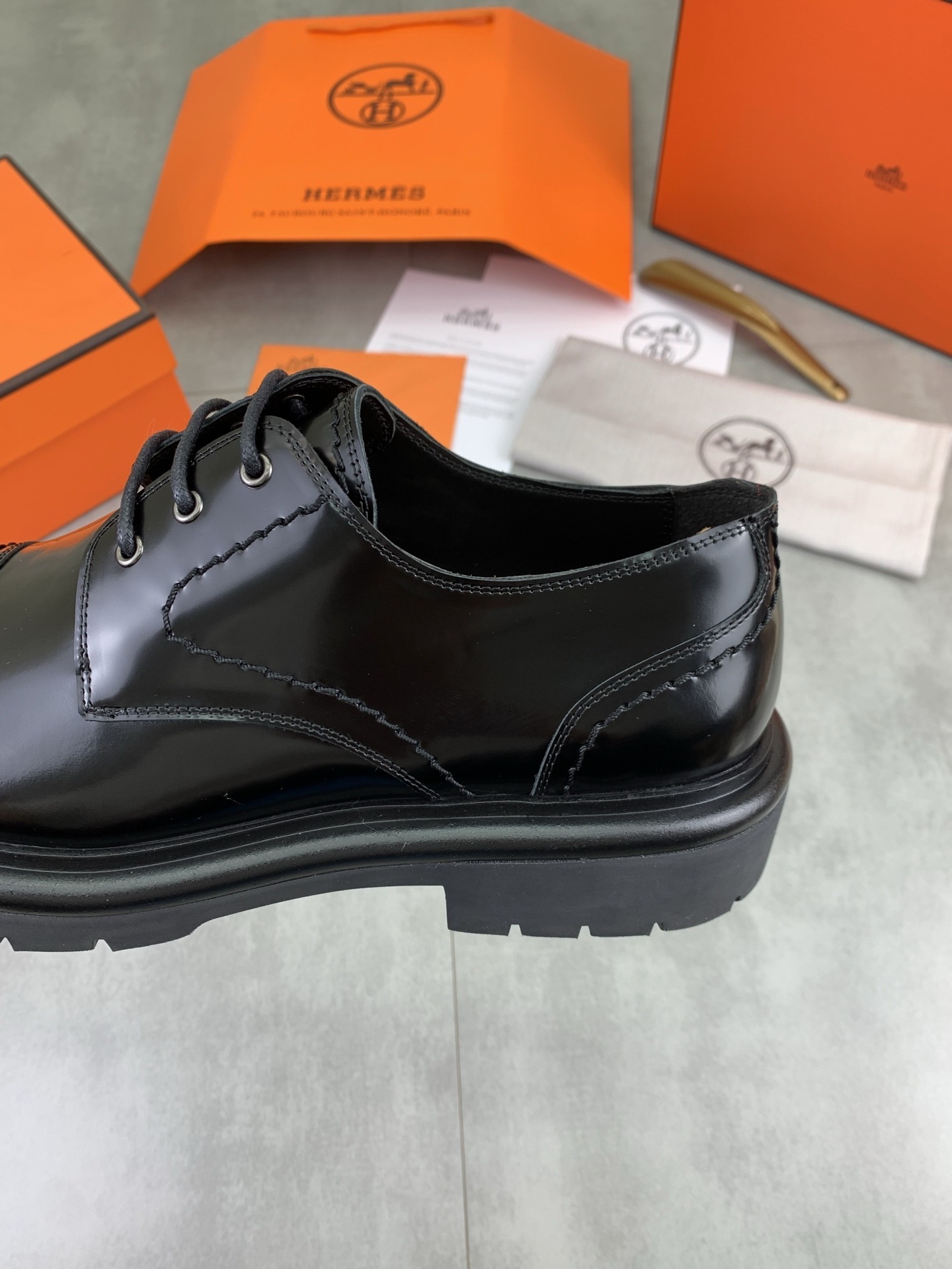 Дерби мужские в стиле Hermes из натуральной кожи черного цвета