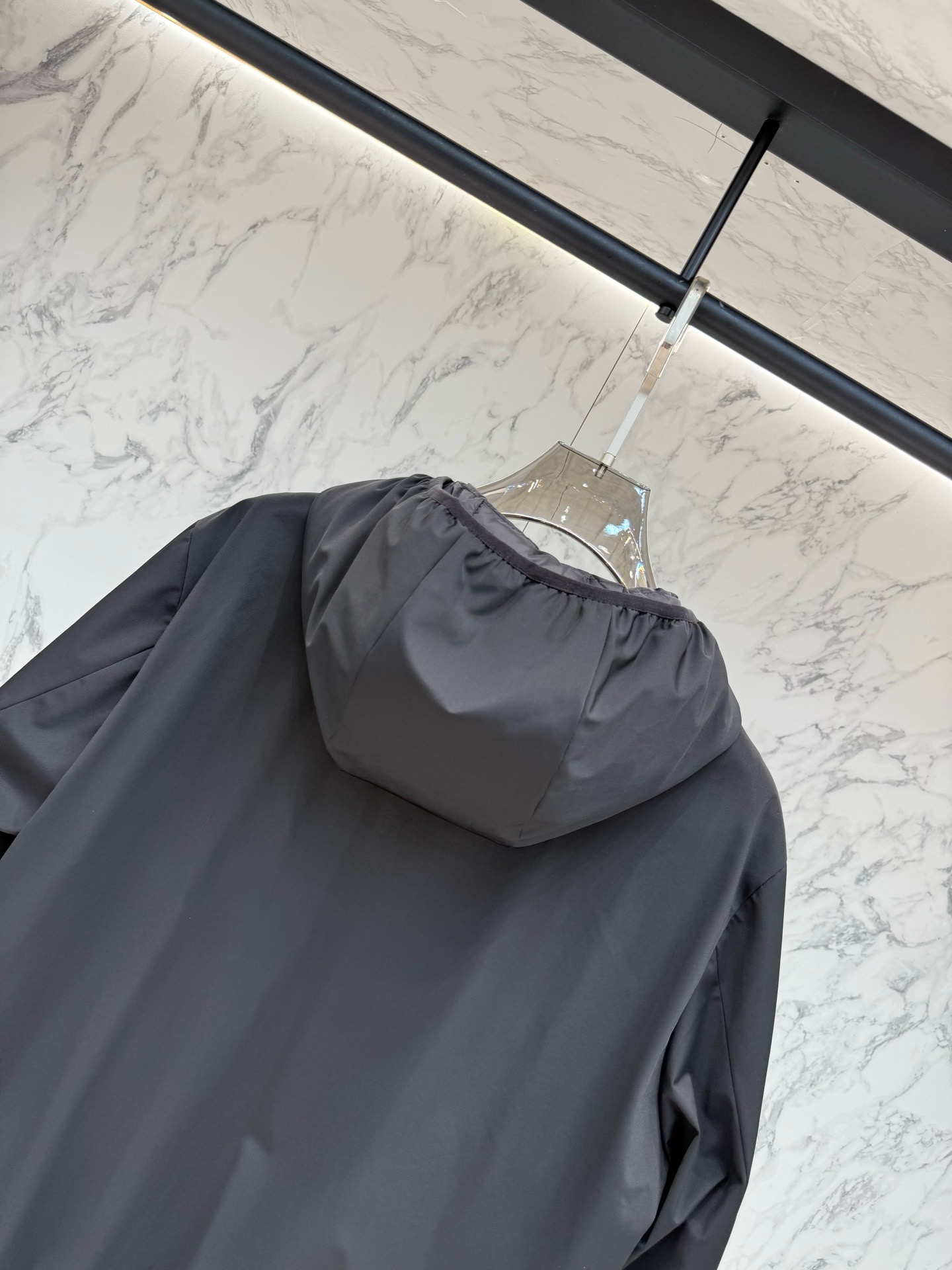 Куртка мужская Moncler чёрного цвета с капюшоном и пуховой стёганой подкладкой