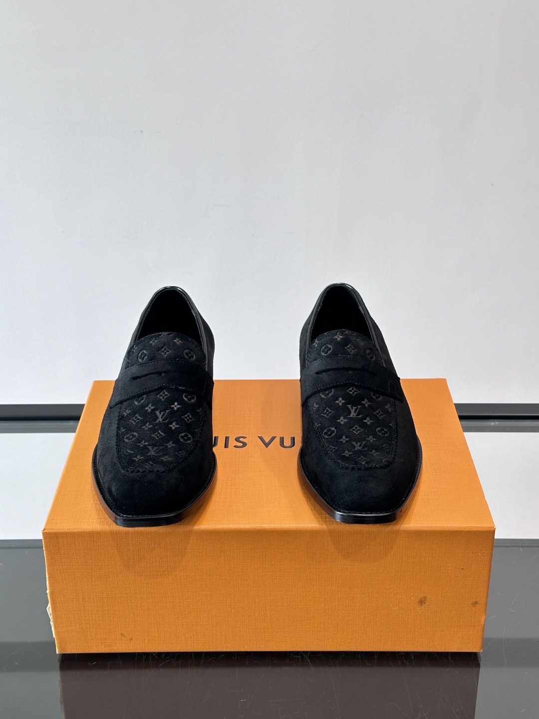 Туфли мужские в стиле Louis Vuitton чёрного цвета с перфорацией