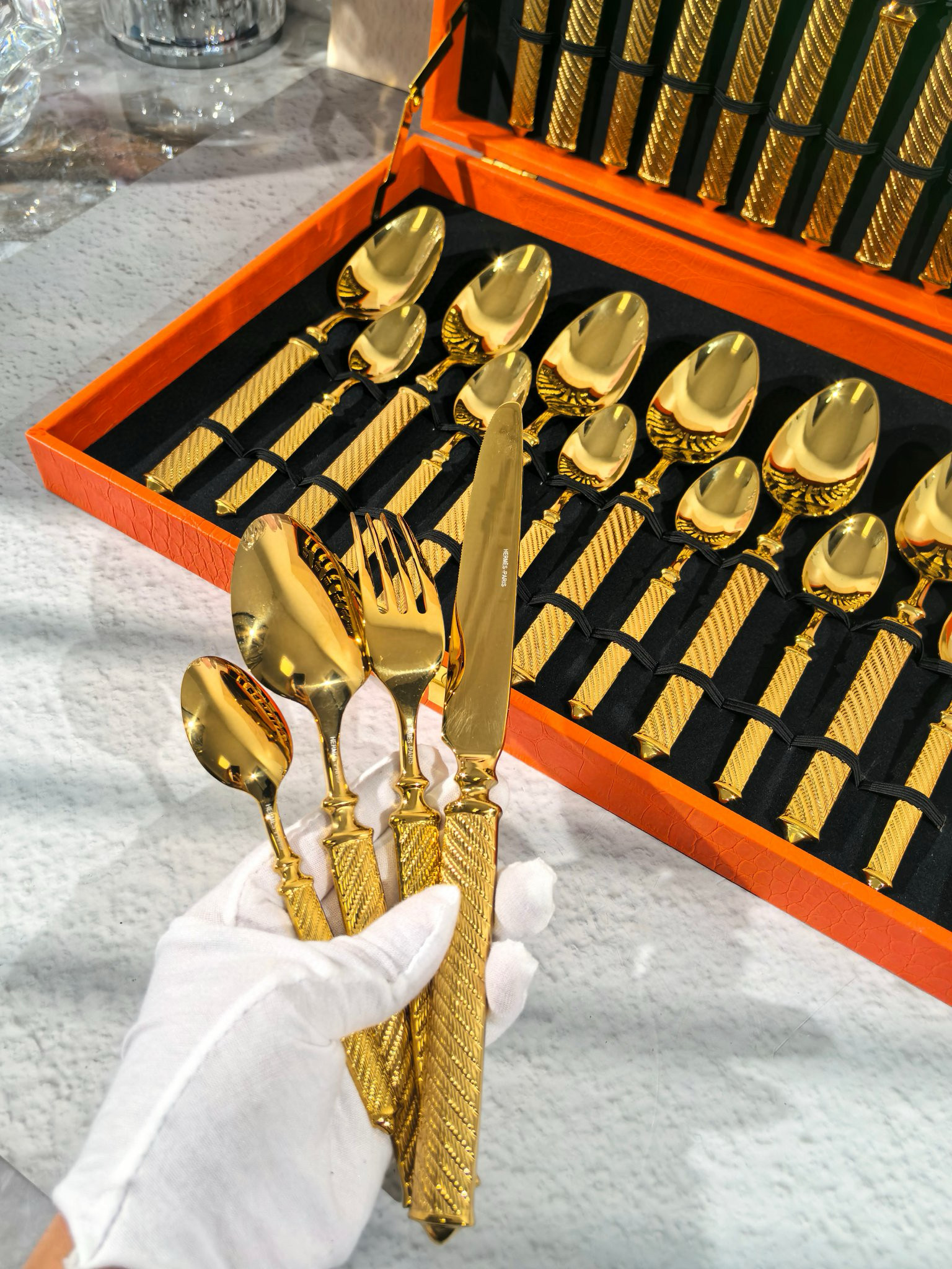 Набор столовых приборов в стиле Hermès золотого цвета в подарочном кейсе (24 предмета)