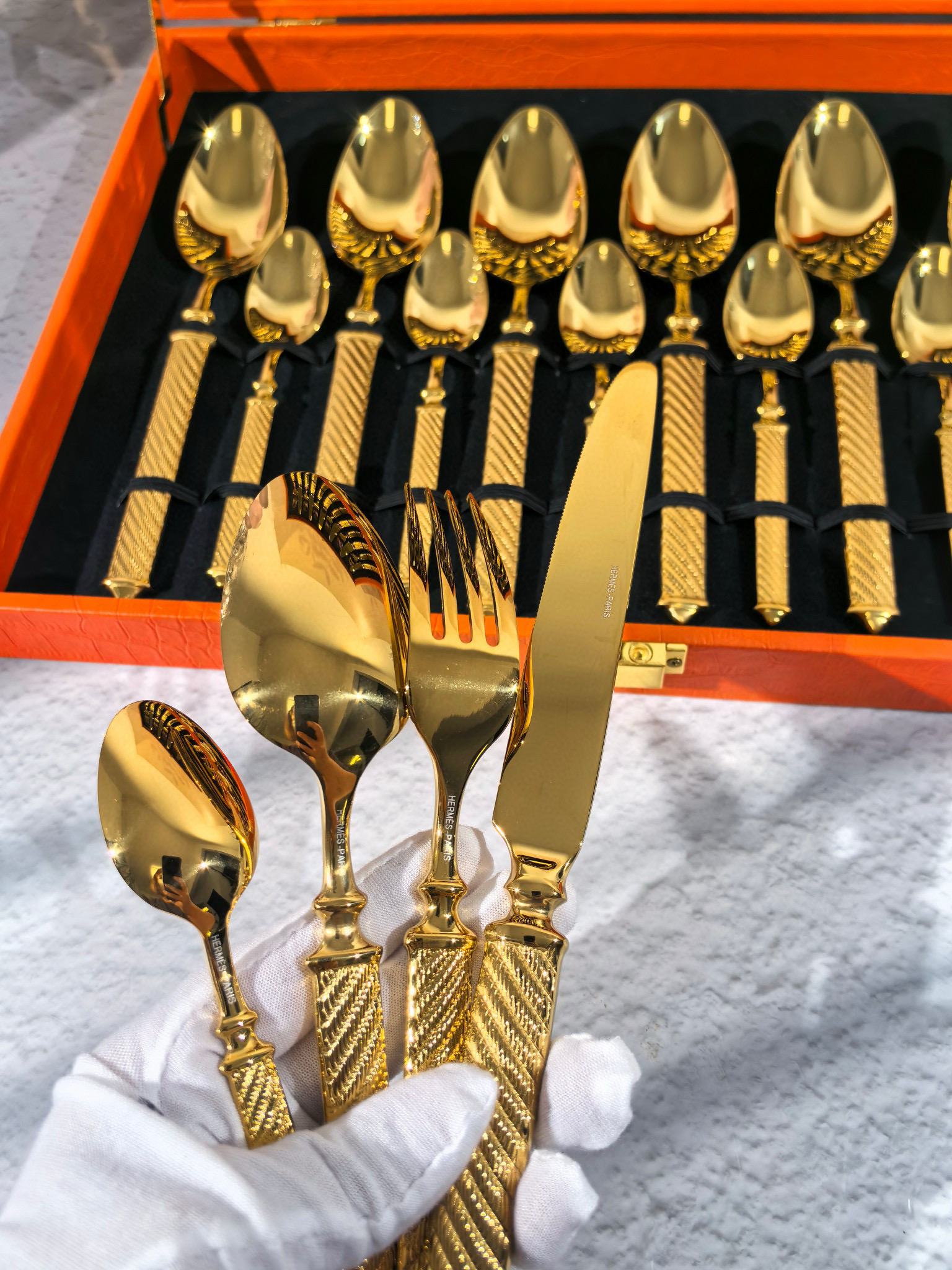 Набор столовых приборов в стиле Hermès золотого цвета в подарочном кейсе (24 предмета)