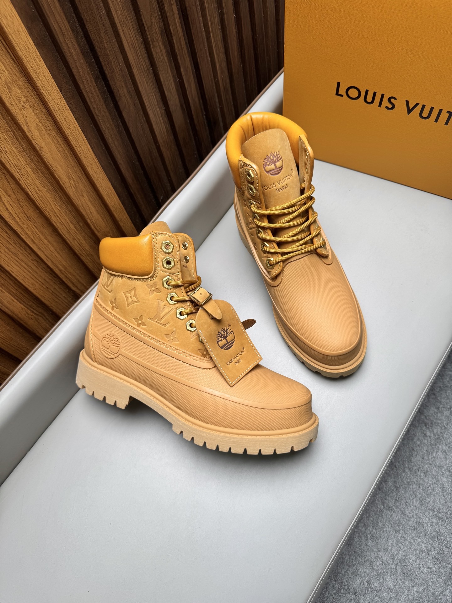 Ботинки мужские Louis Vuitton LV Remix Combat Boot песочного цвета