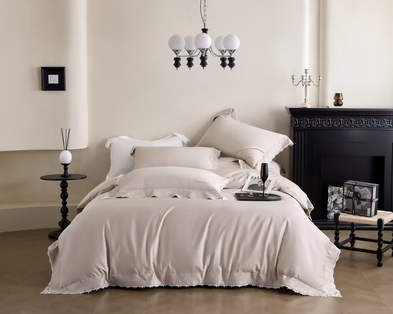 Комплект постельного белья в стиле Blumarine с кружевной отделкой сатин люкс 100% хлопок бежевый (Евро)