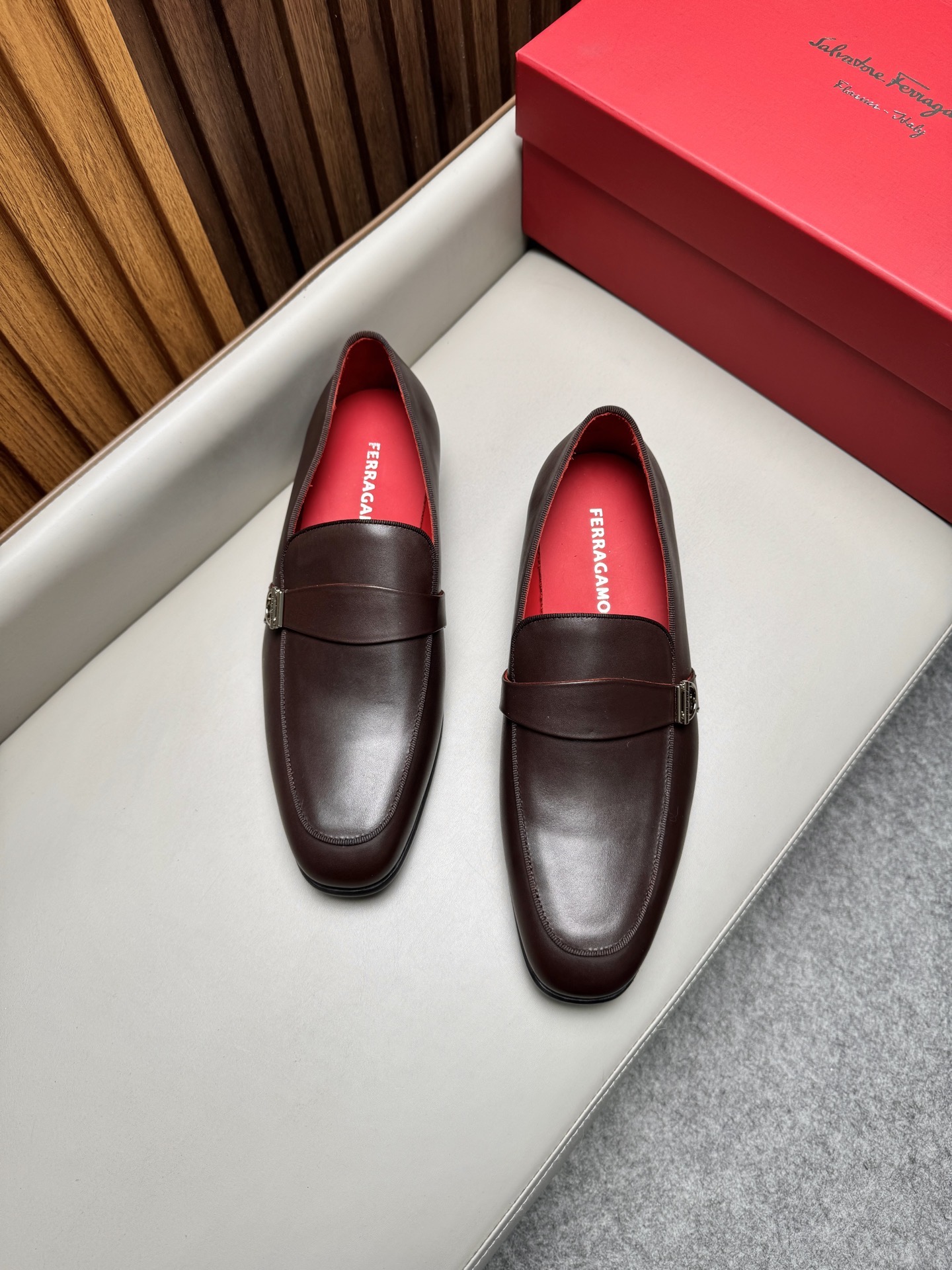 Лоферы мужские в стиле Ferragamo Gancini коричневого цвета