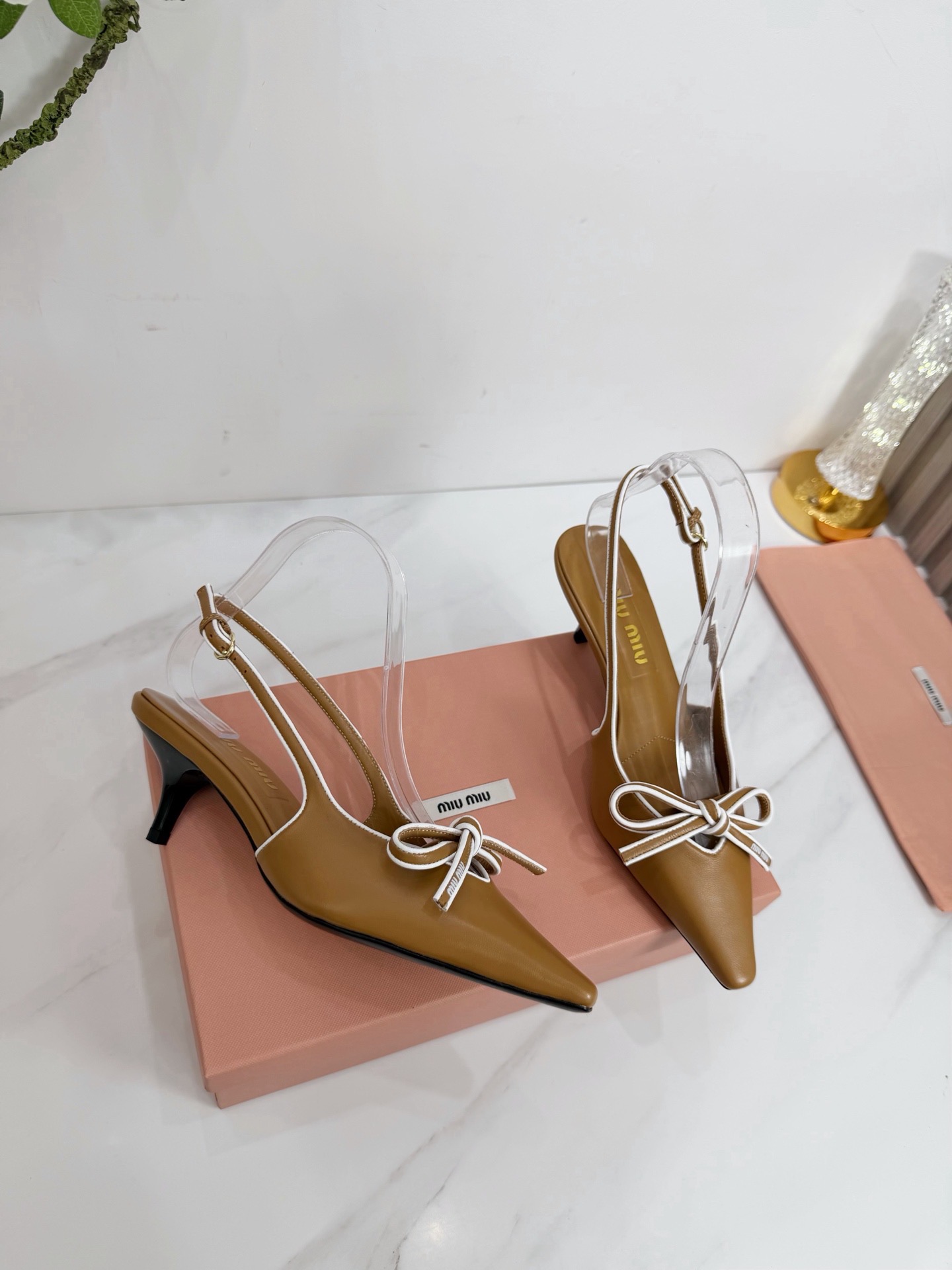 Туфли женские Miu Miu слингбэк коричневого цвета