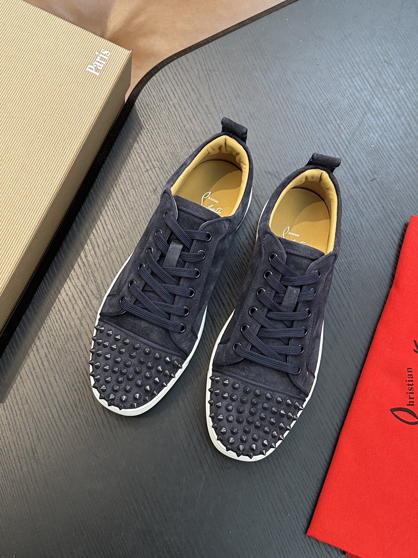 Кроссовки мужские в стиле Christian Louboutin тёмно-синего цвета с шипами и белой подошвой