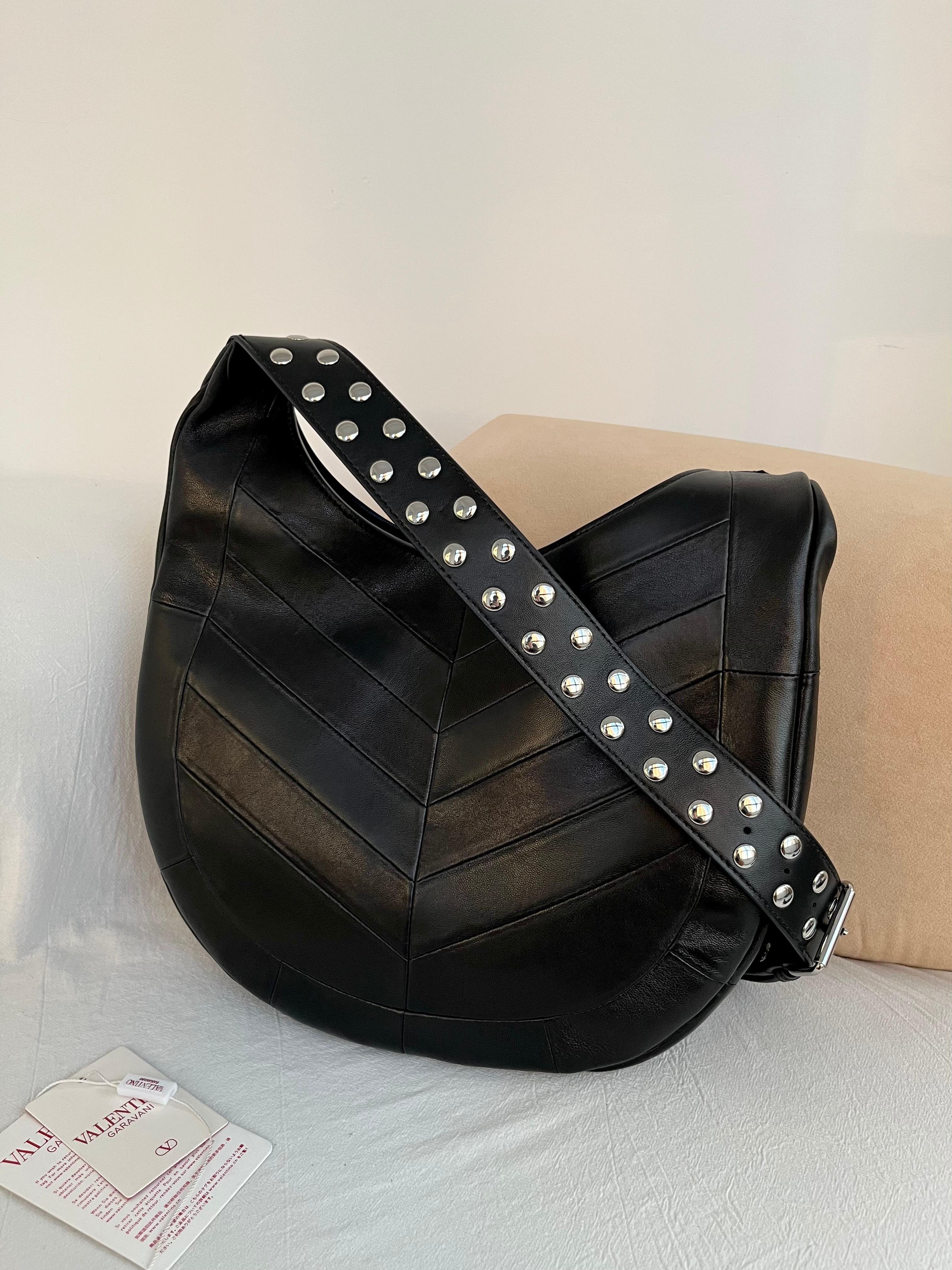 Сумка женская в стиле Valentino Garavani Hoboho Hobo чёрного цвета(35 cм)