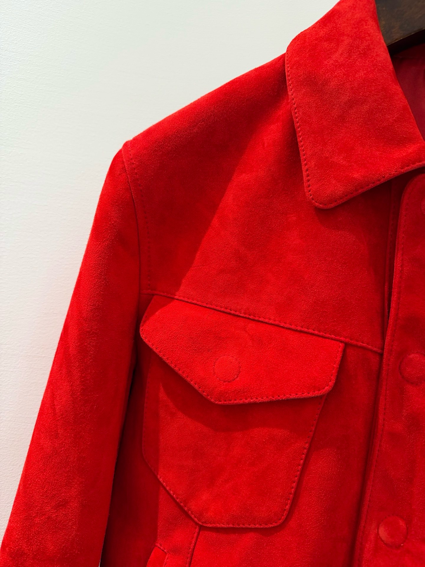 Куртка мужская в стиле Tom Ford  красного цвета с накладными карманами