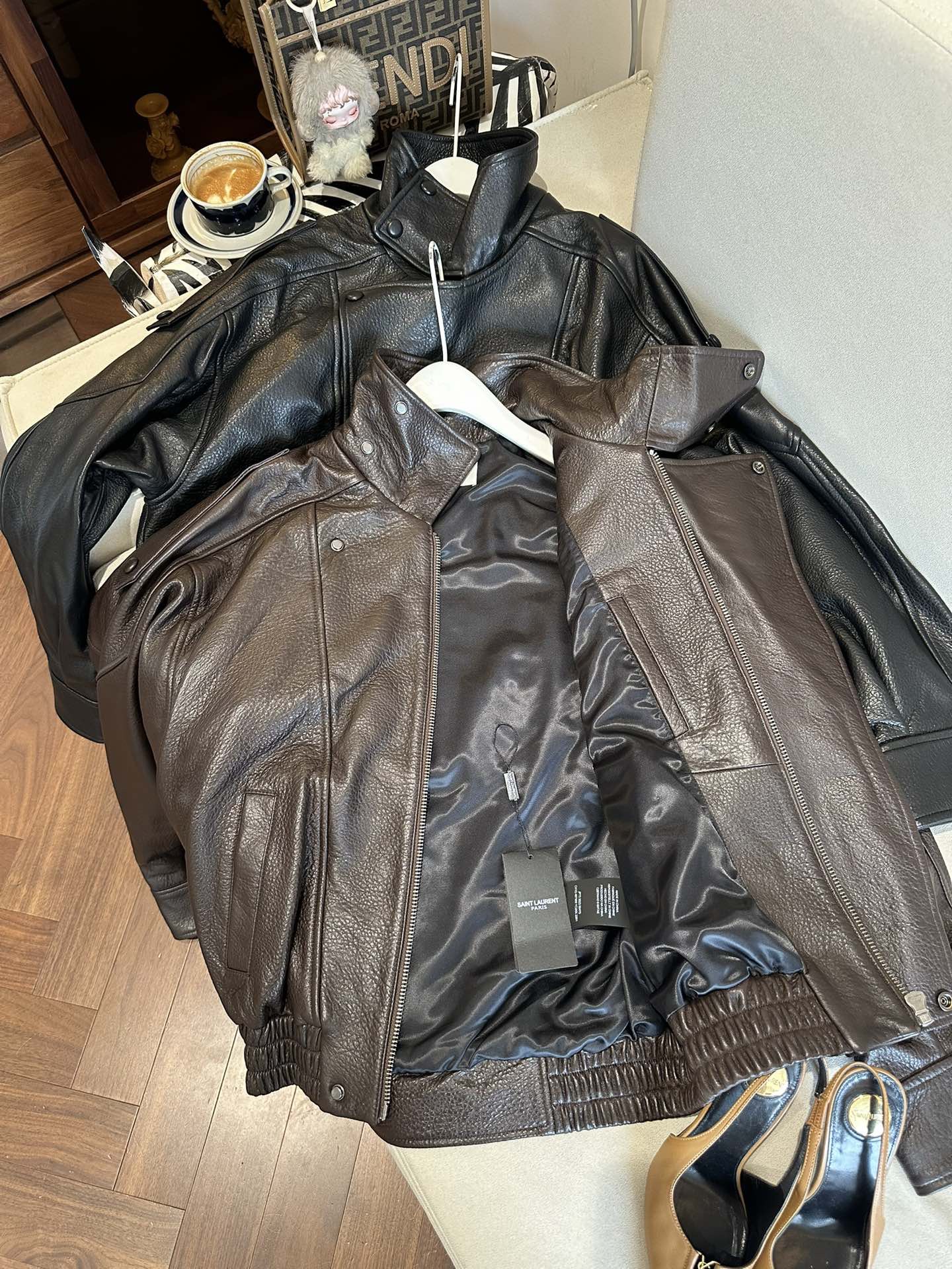 Куртки женские в стиле Saint Laurent из натуральной кожи коричневого и чёрного цвета укороченная с эластичным поясом