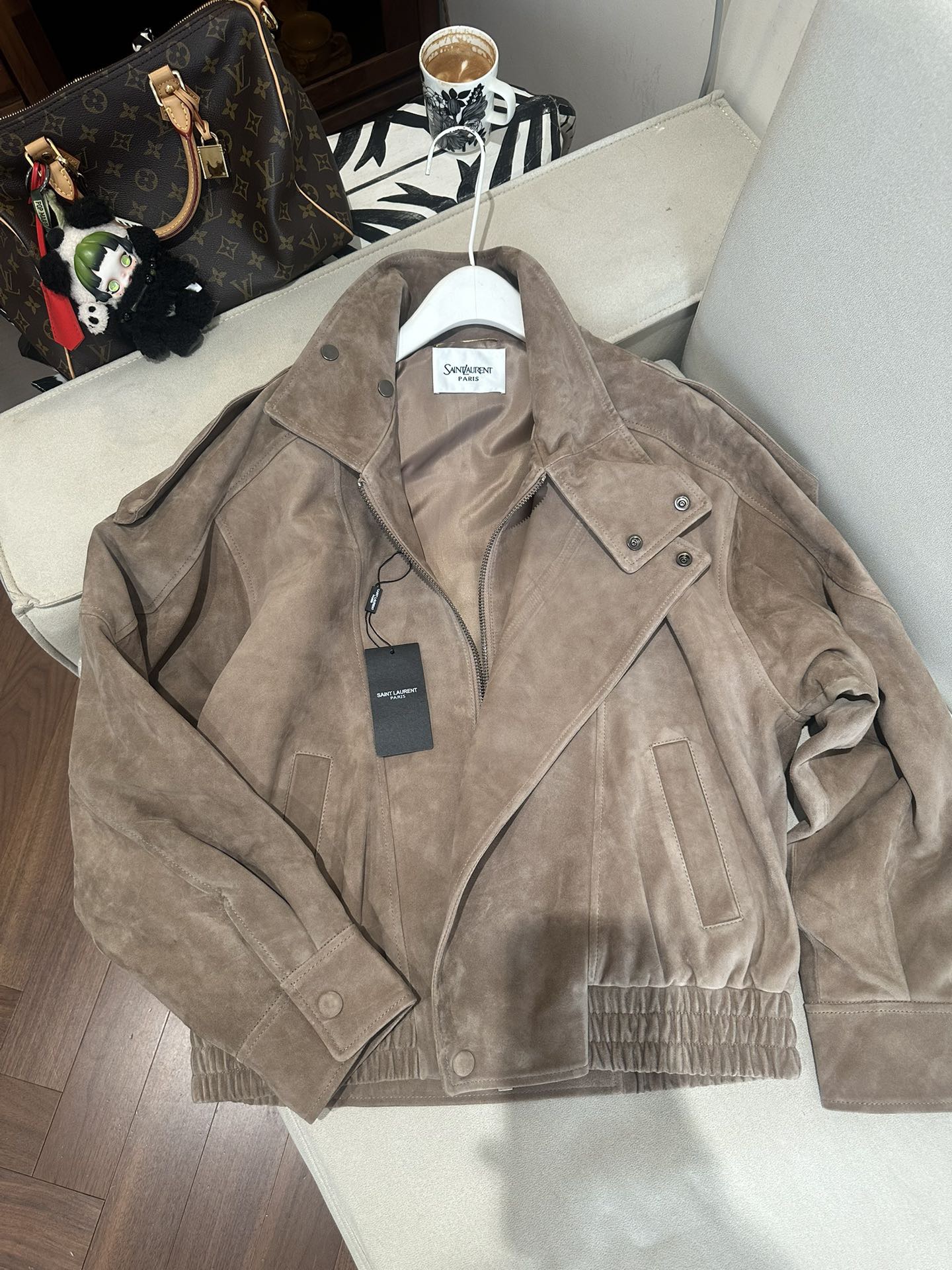 Куртка женская в стиле Saint Laurent из натуральной замши бежевого цвета укороченная с косой застёжкой