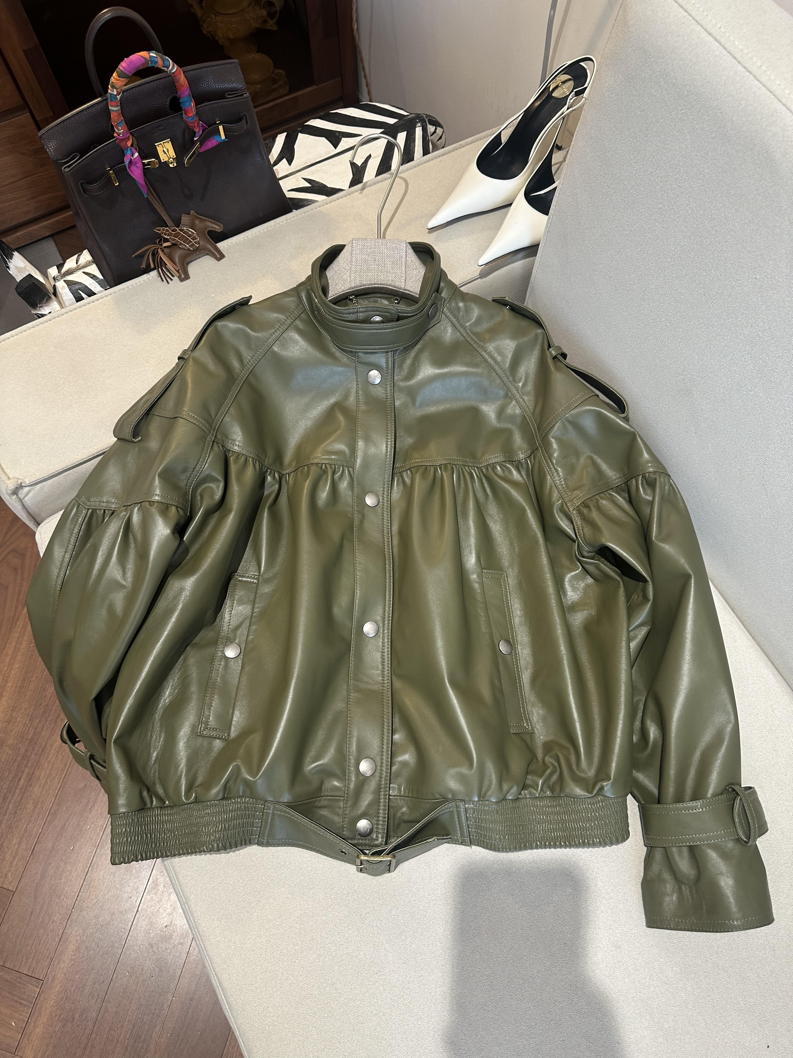 Куртка женская Chloé оливкового цвета с объёмным силуэтом