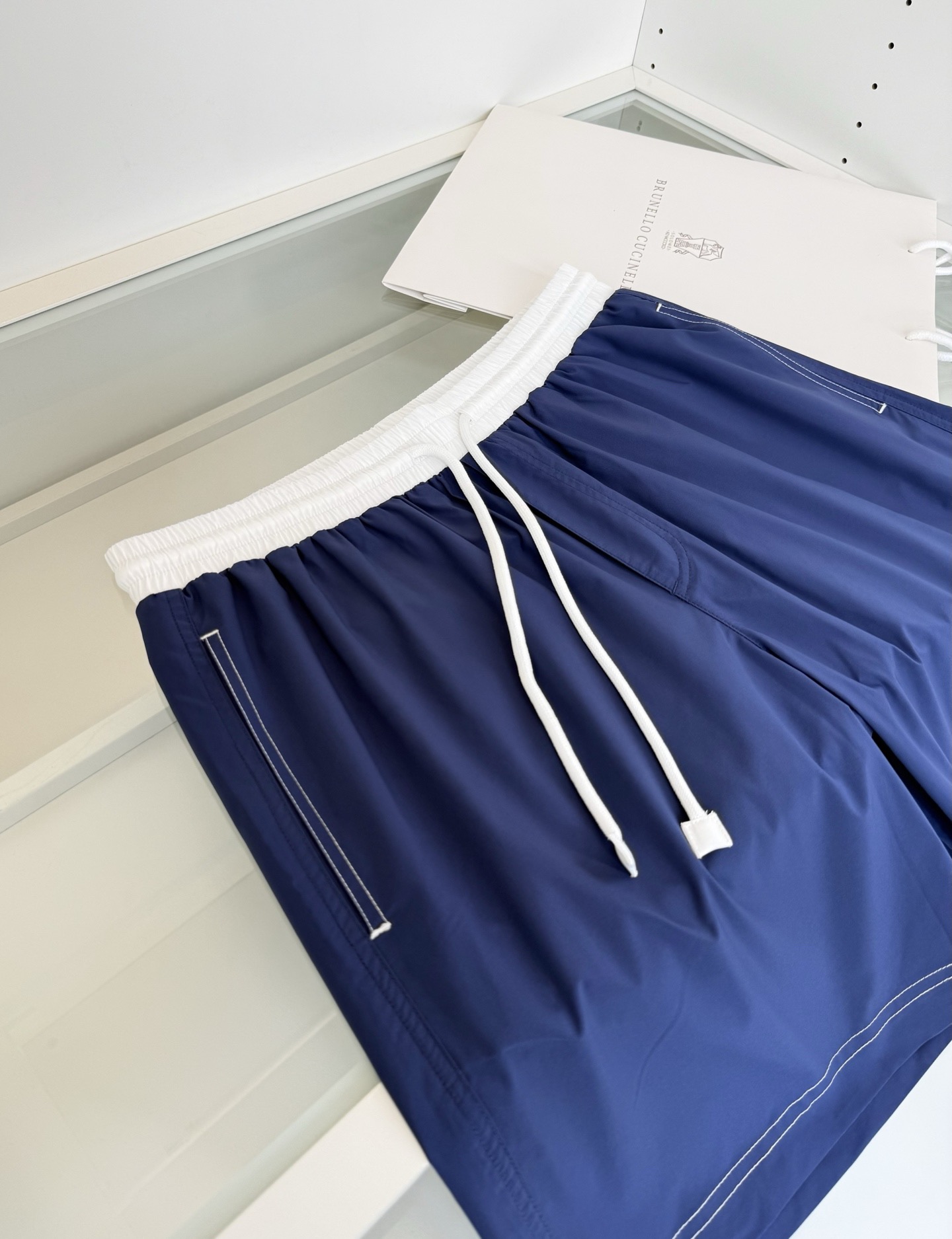 Шорты мужские в стиле Brunello Cucinelli синего цвета с контрастным поясом (пляжные)