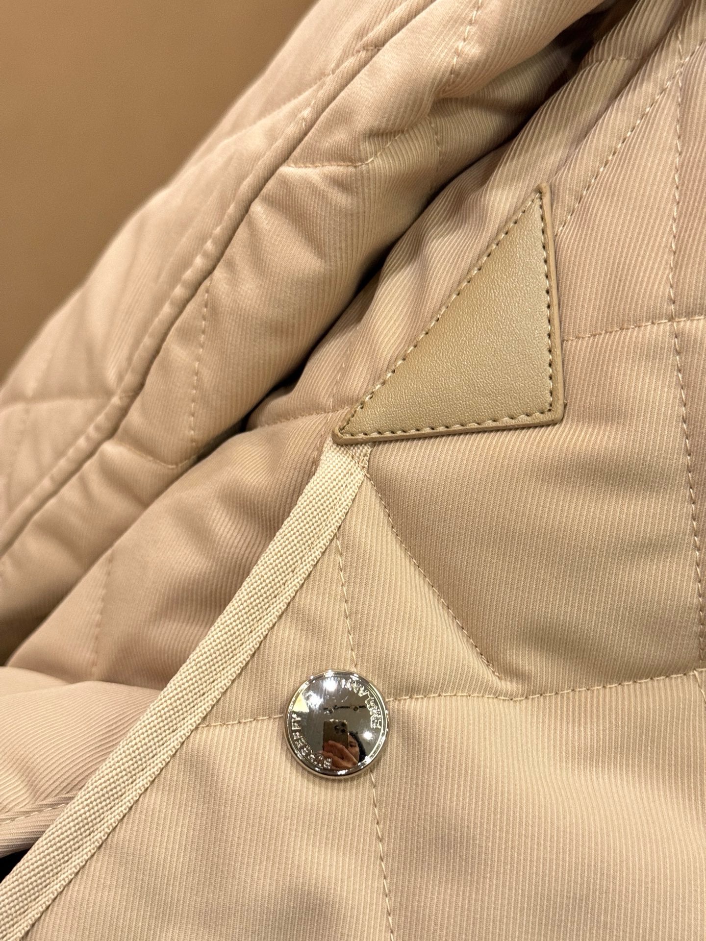 Куртка женская в стиле Burberry укороченная светло-коричневого цвета с вельветовым воротником